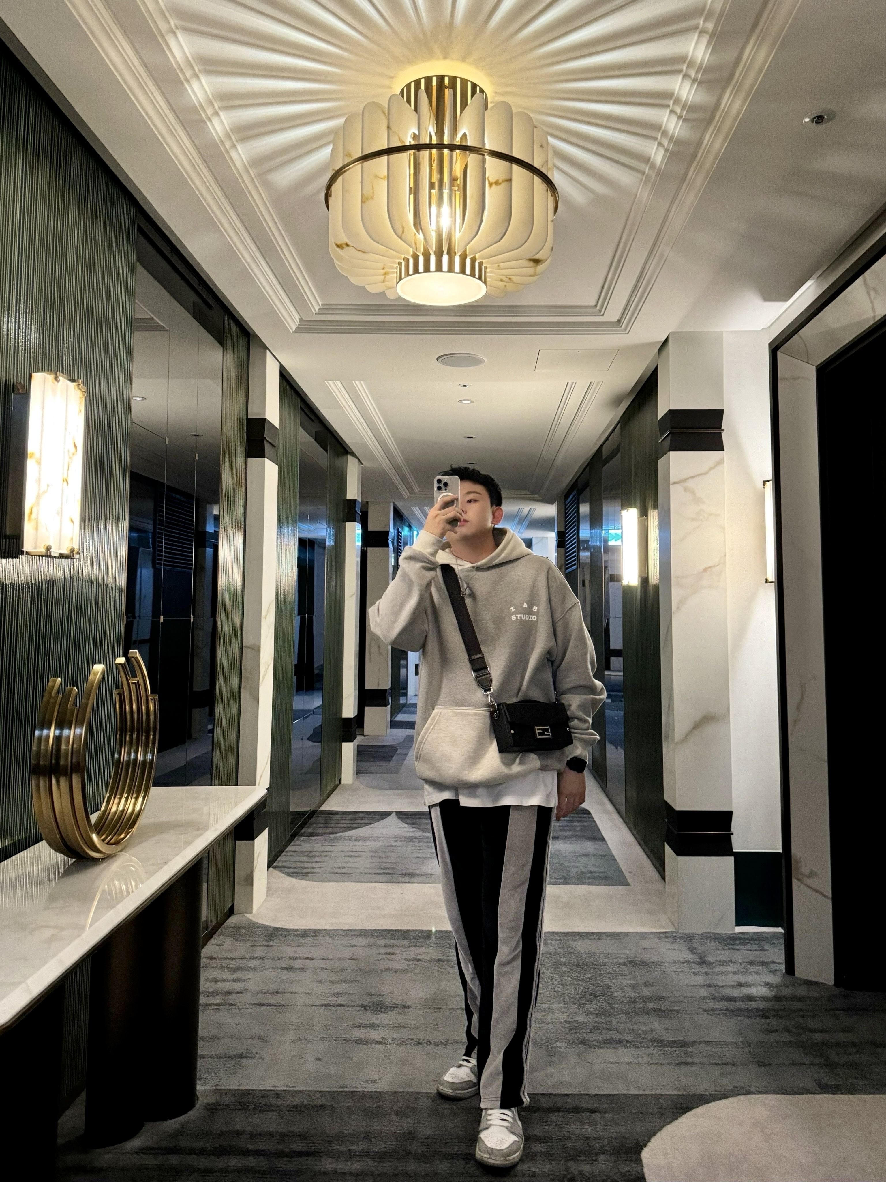 IAB Studio Hoodie Dual Gray 착용 스타일
