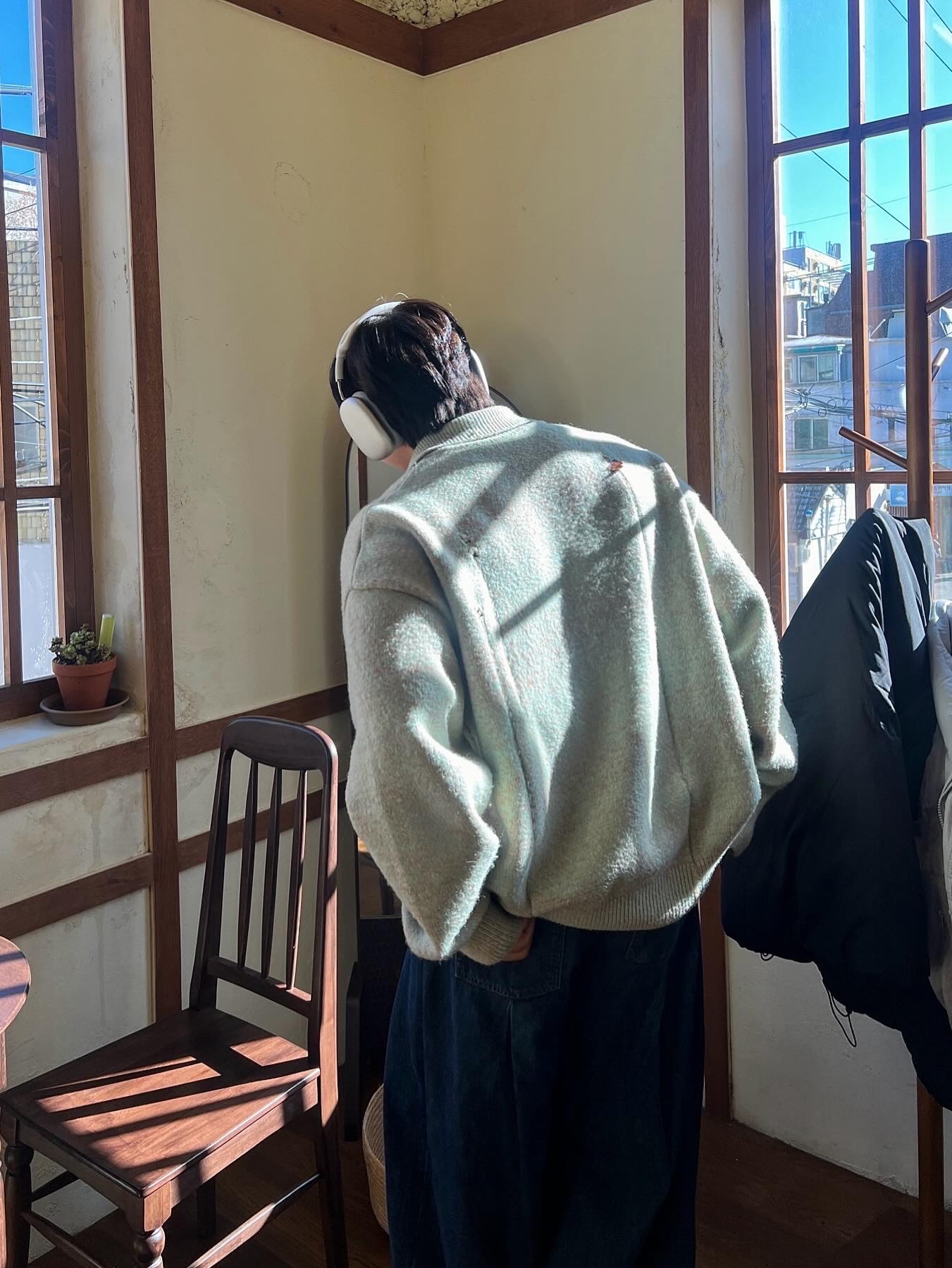 Zara x Ader Error Wide Leg Jeans Blue, Apple AirPods Max Lightning Silver (Korean Ver.) 착용 스타일 - 1