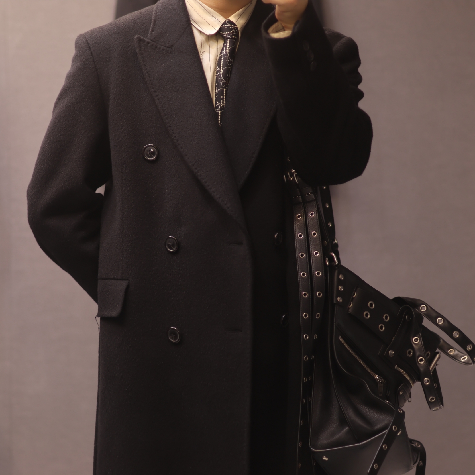 Our Legacy Hairy Wool Whale Coat Black, Jacquemus La Chemise Simon Logo Pinstripe Shirt Jacquard Beige Logo Stripe 착용 스타일 - 2
