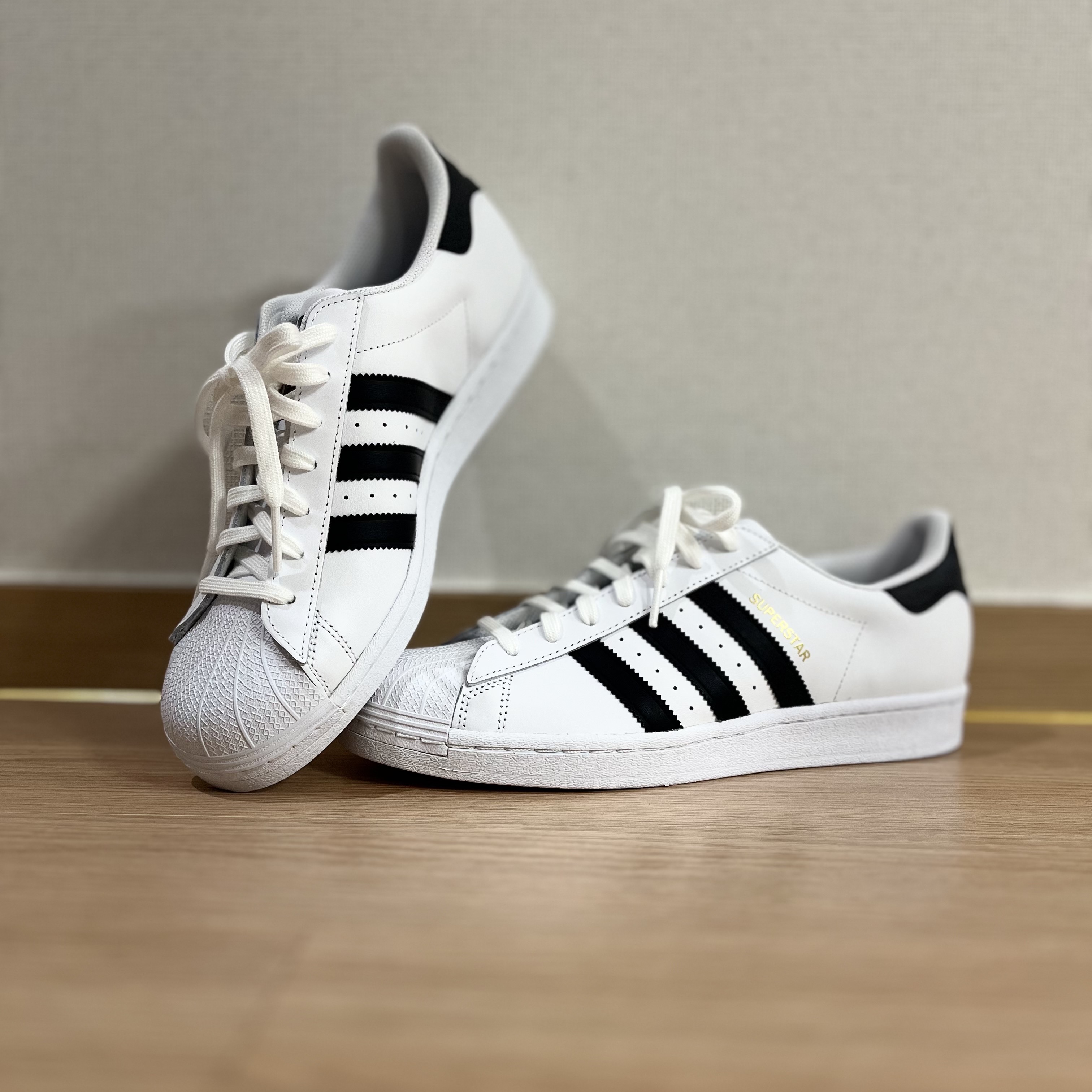 Adidas Superstar White Black 착용 스타일
