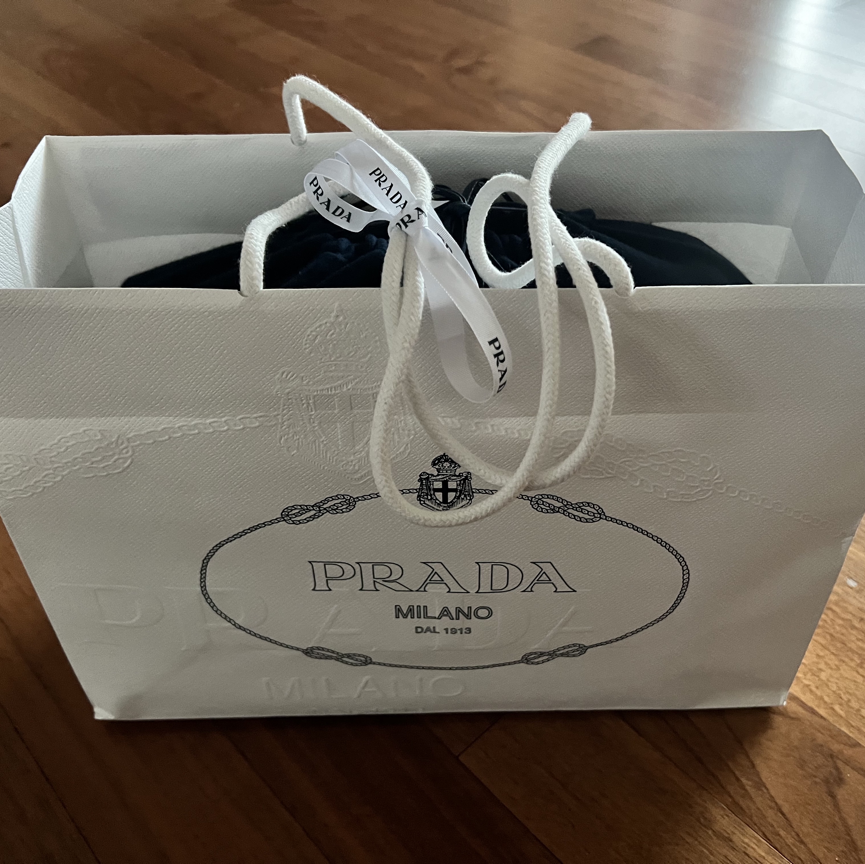 Prada Re-Nylon and Saffiano Leather Shoulder Bag Black 착용 스타일 - 2