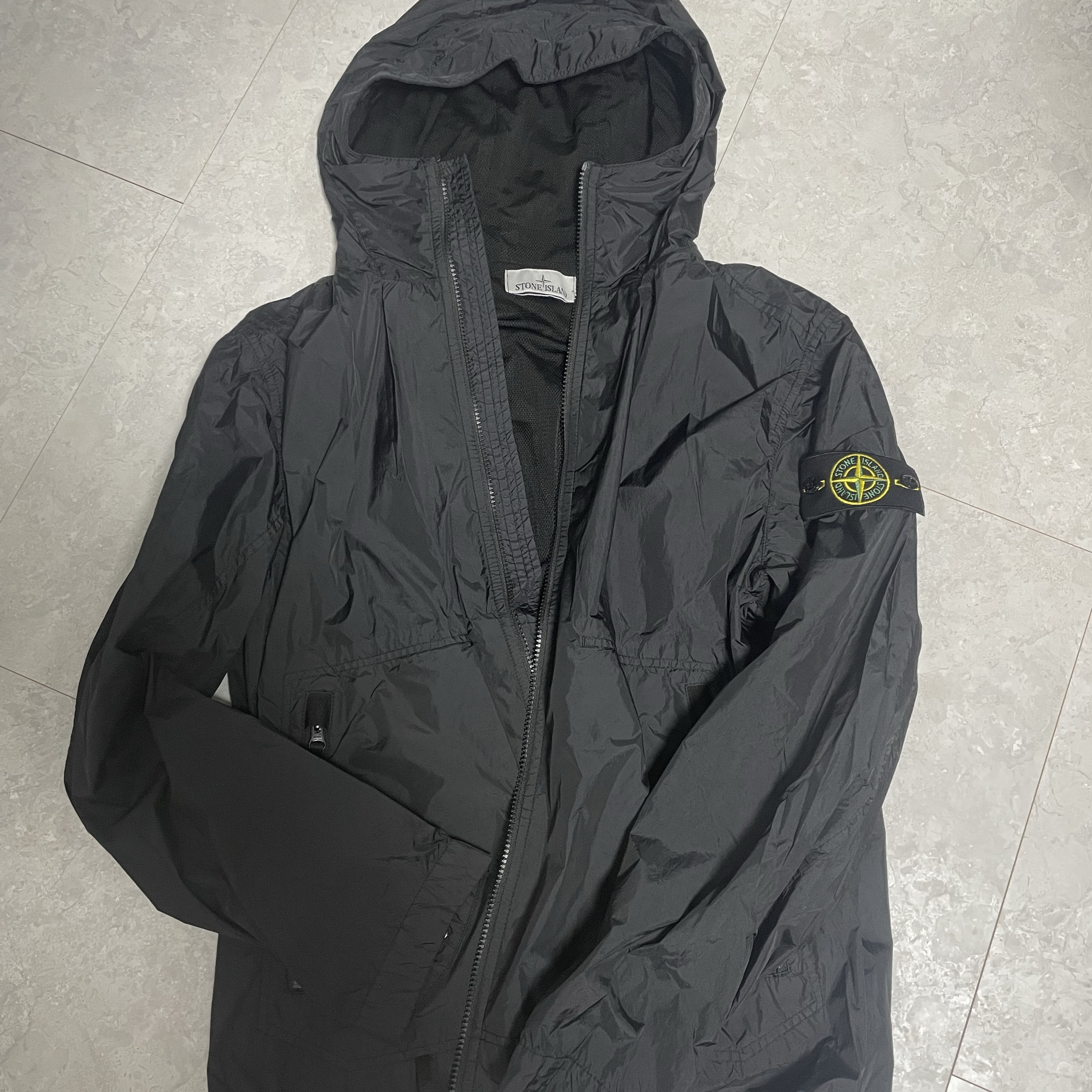 Stone Island 40522 Crinkle Reps Nylon Garment Dyed Hooded Jacket Black - 23SS 착용 스타일