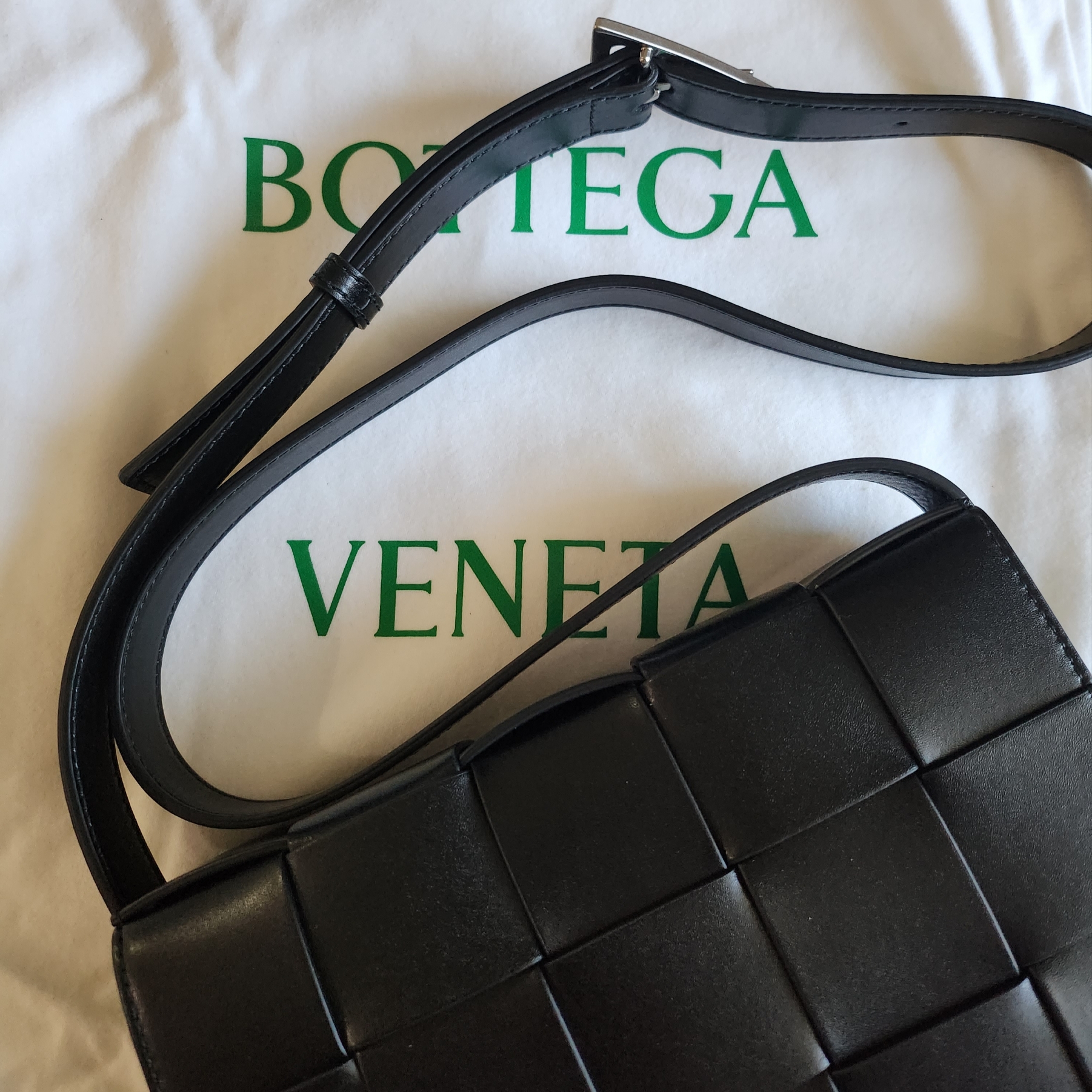 Bottega Veneta Urban Leather Crossbody Cassette Black Silver 착용 스타일