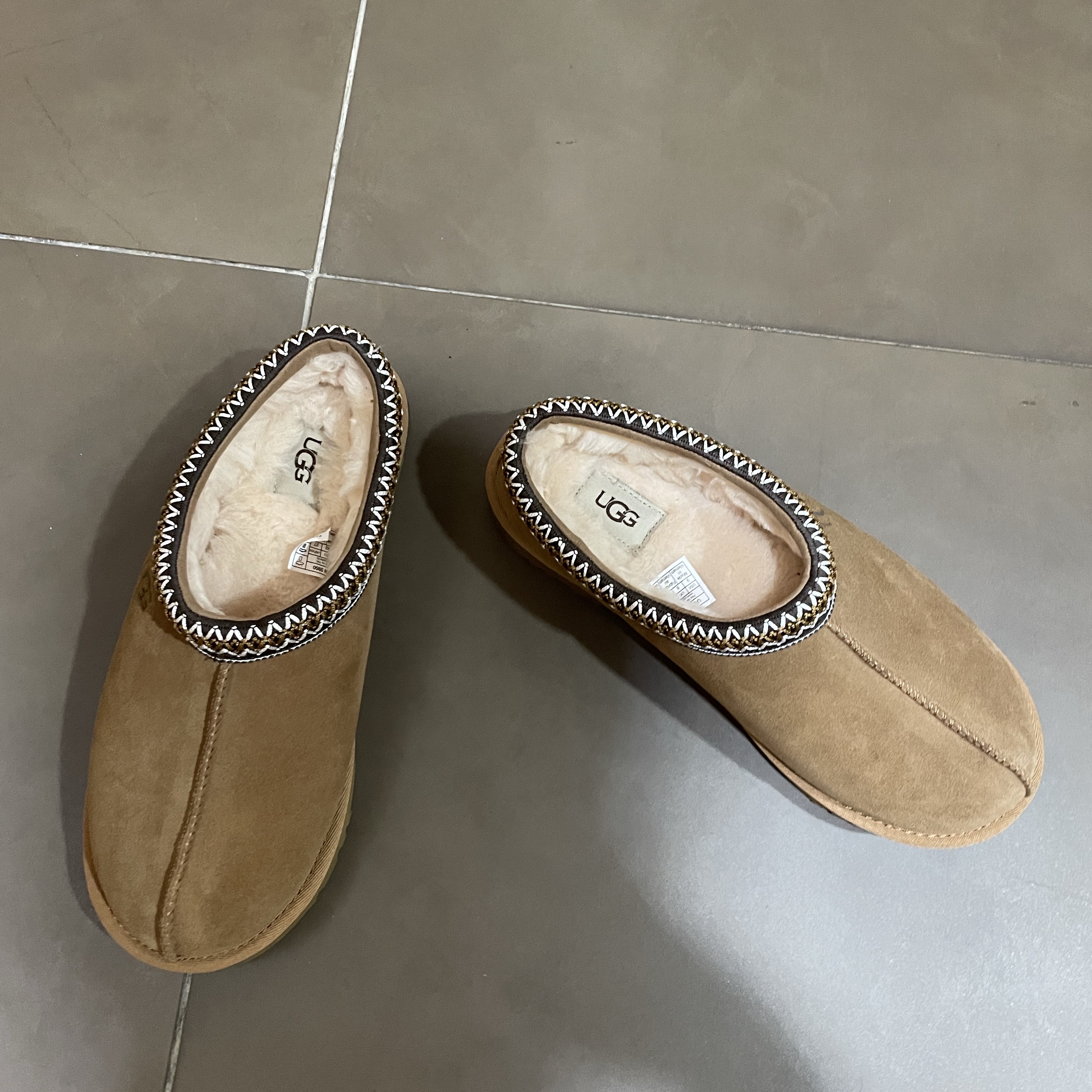 UGG Tasman Slipper Chestnut 착용 스타일