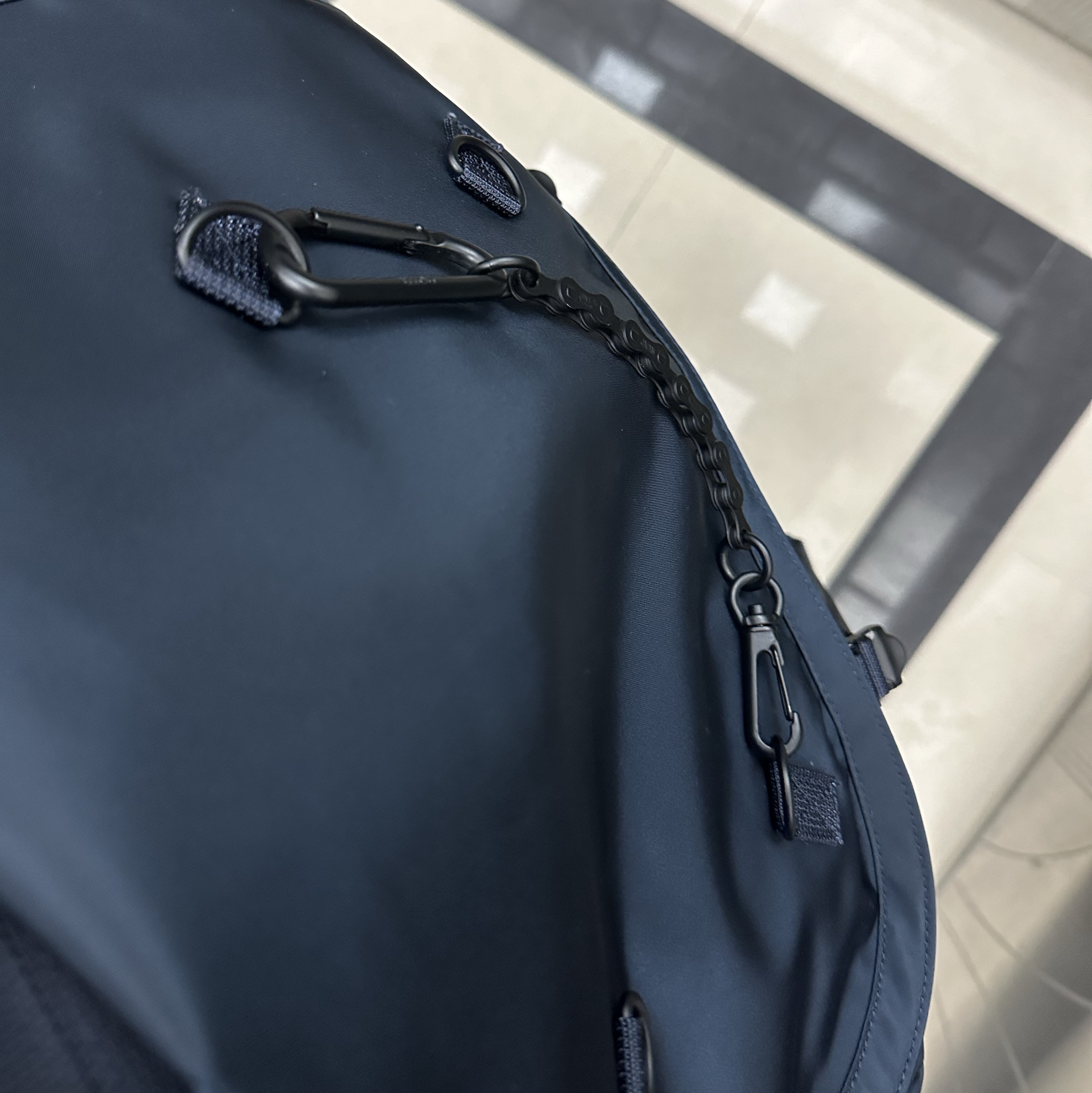 Porter POTR Ride Messenger Bag Navy Blue 착용 스타일