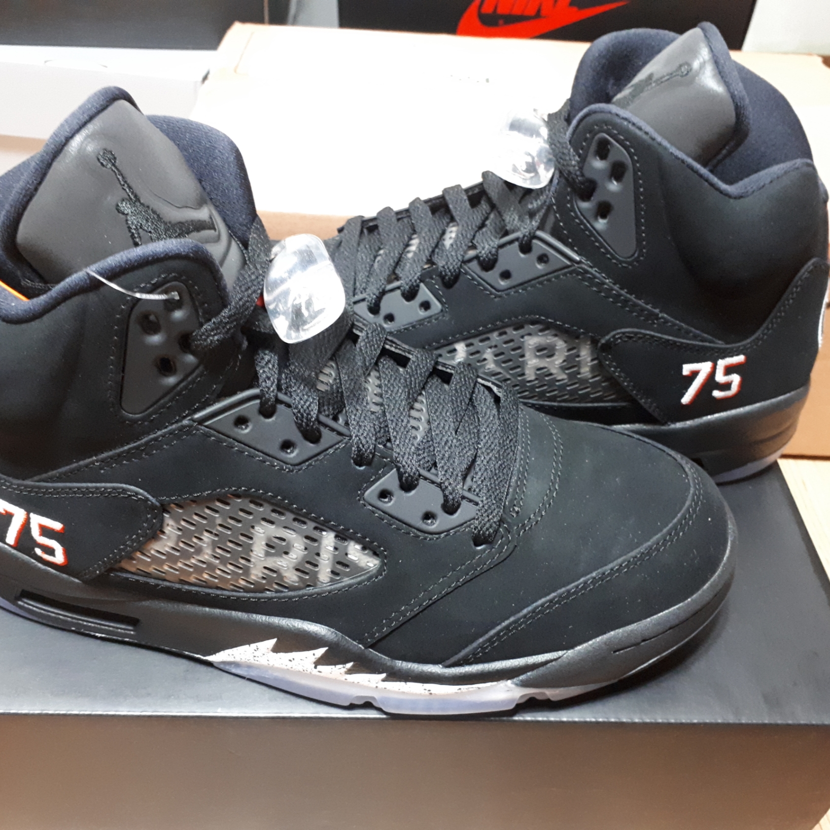 Jordan 5 x Paris Saint-Germain Retro Black 착용 스타일 - 2