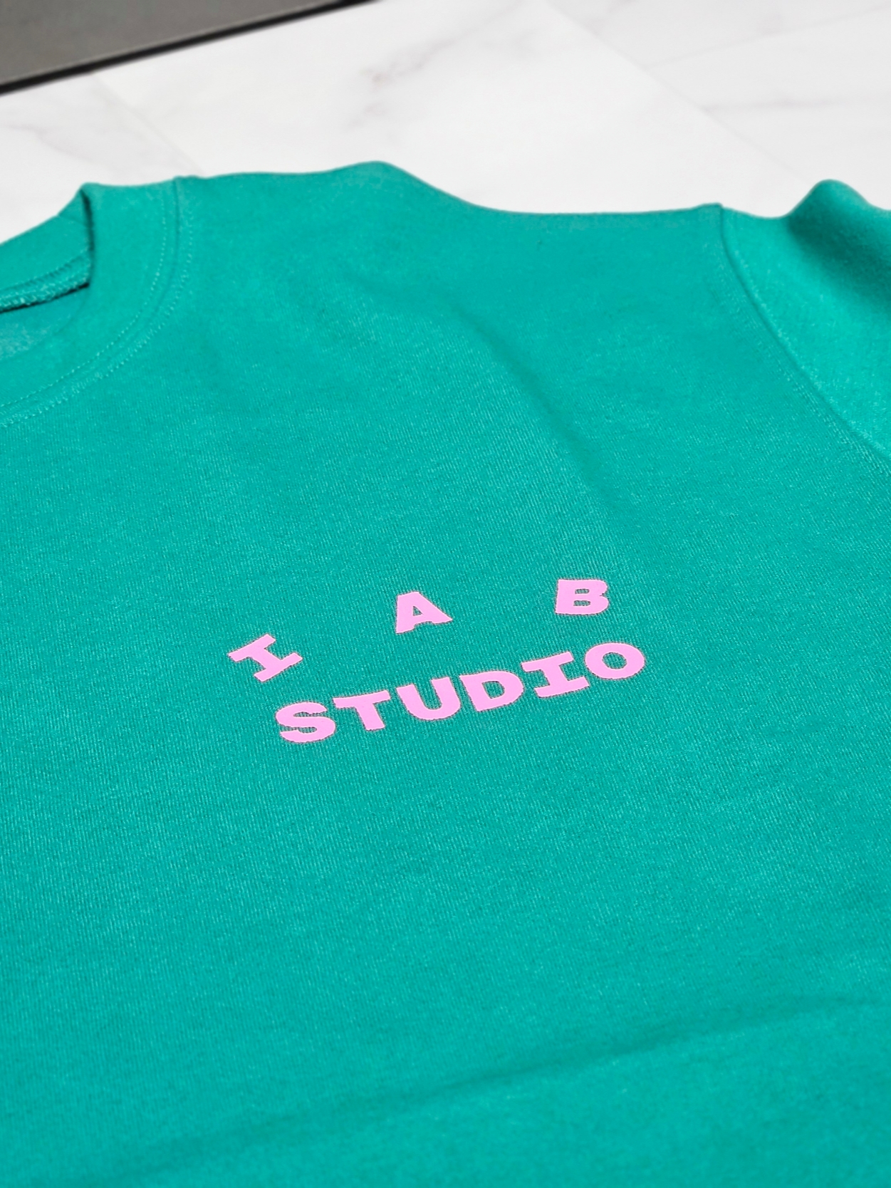IAB Studio T-Shirt Green Pink 착용 스타일 - 2