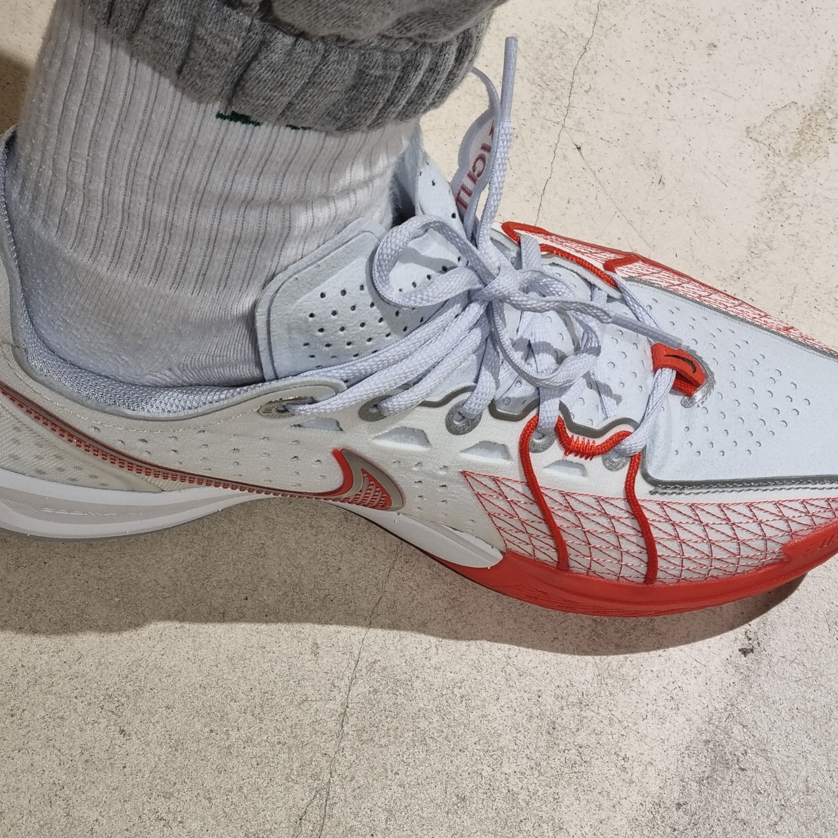 Nike Air Zoom GT Cut 3 EP Summit White Picante Red 착용 스타일 - 5