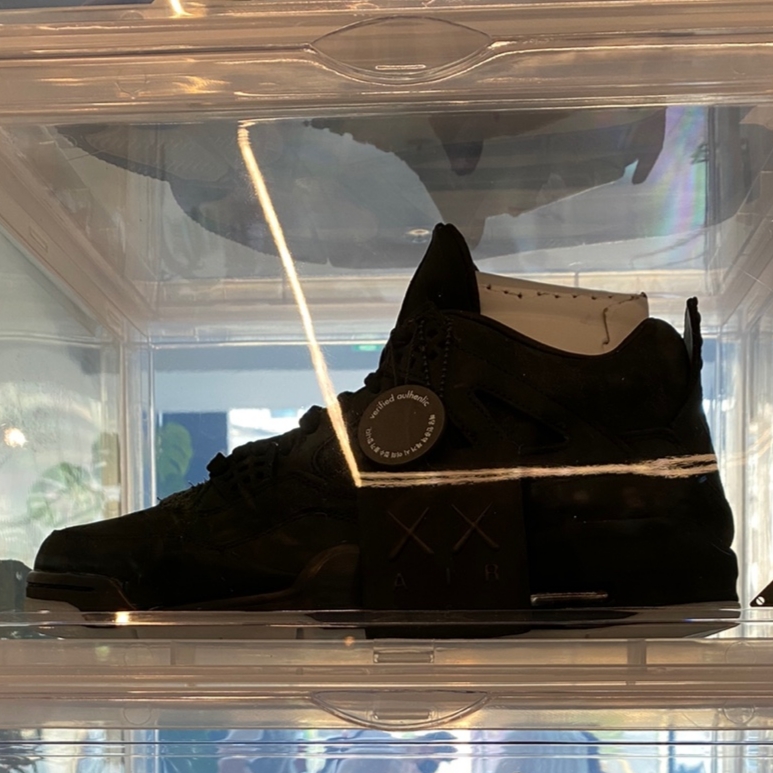 Jordan 4 x Kaws Retro Black 착용 스타일