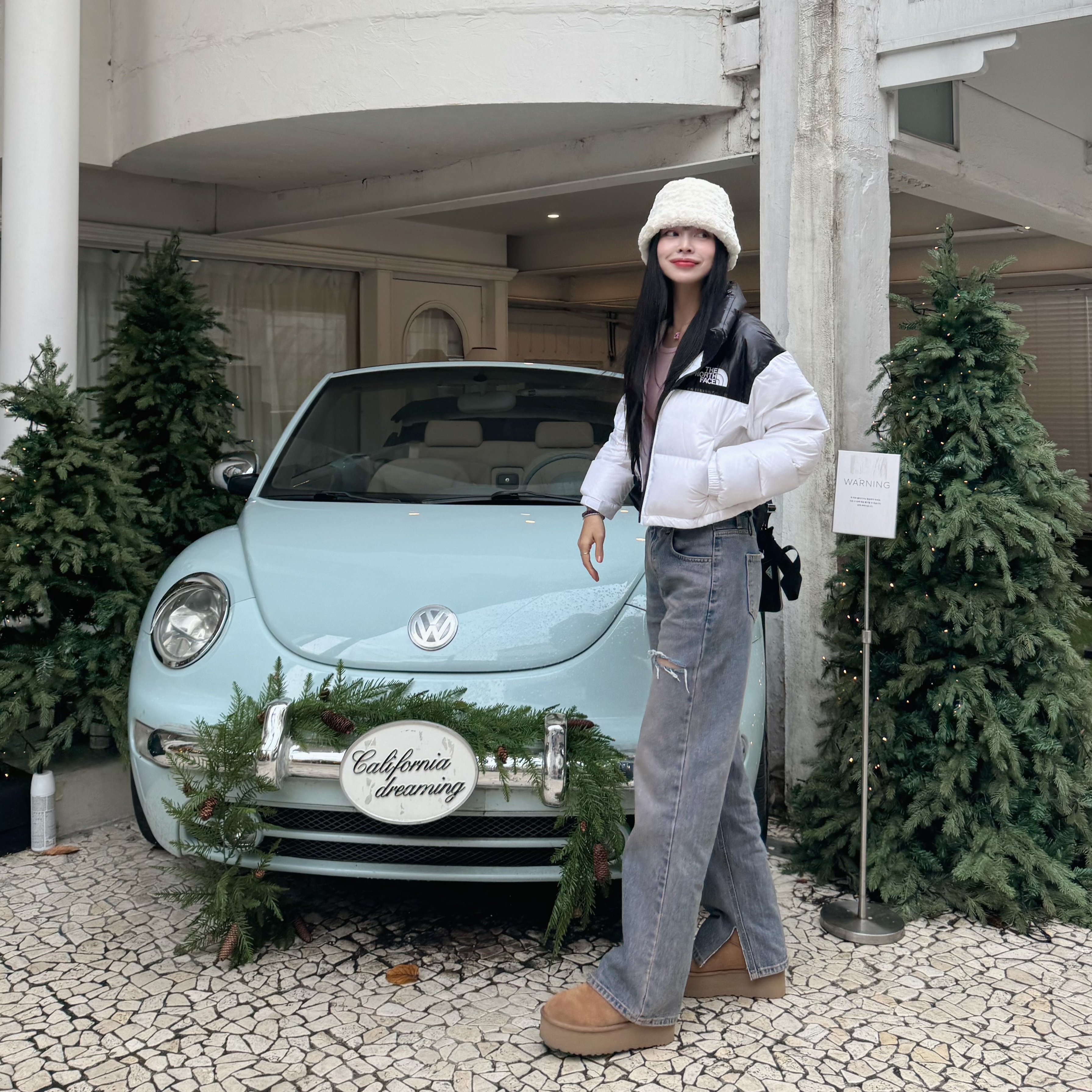 (W) The North Face White Label Nuptse Short Jacket White, (W) UGG Classic Ultra Mini Platform Boots Chestnut 착용 스타일