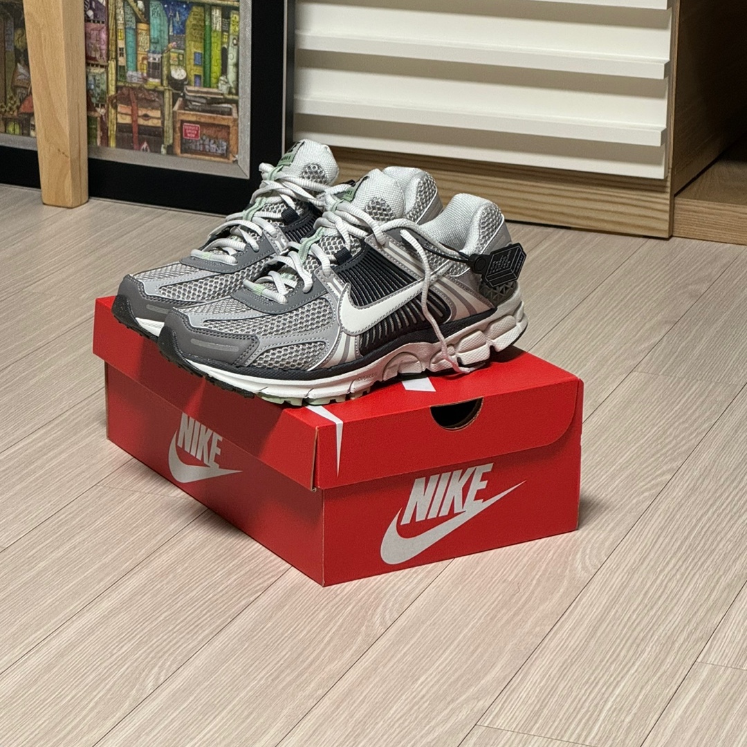 (W) Nike Zoom Vomero 5 Cobblestone and Flat Pewter 착용 스타일 - 1