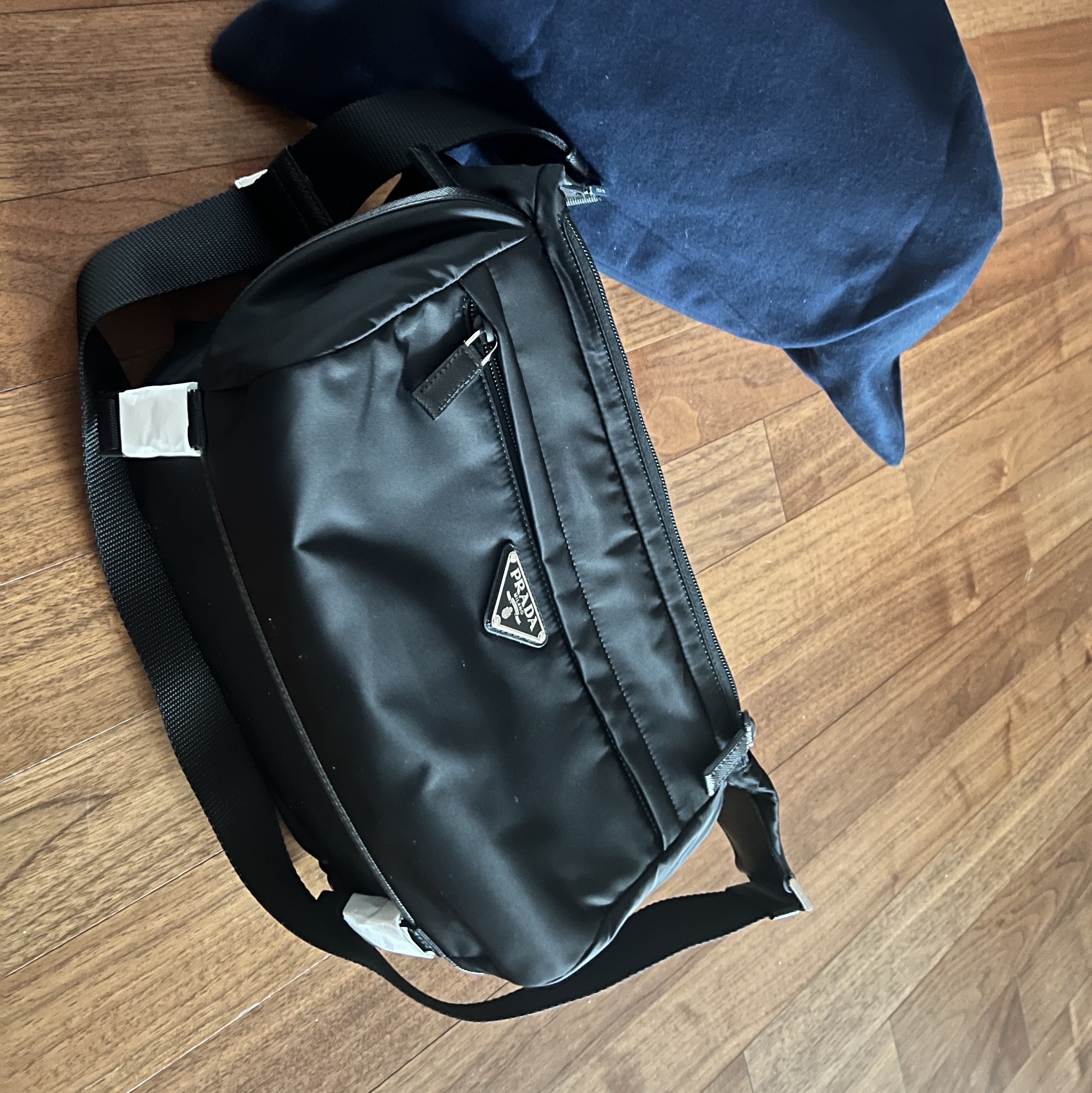 Prada Re-Nylon and Saffiano Leather Shoulder Bag Black 착용 스타일 - 1