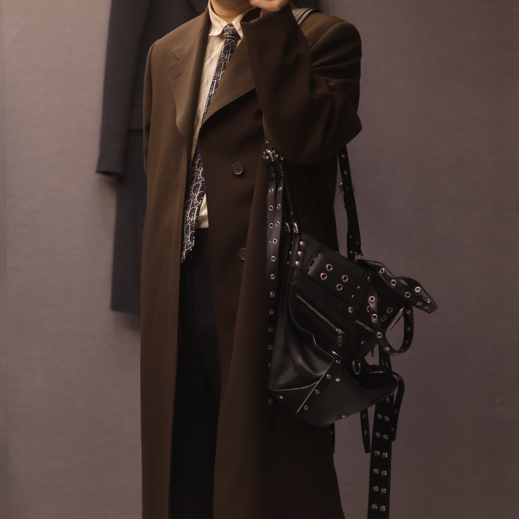 Our Legacy Hairy Wool Whale Coat Black, Jacquemus La Chemise Simon Logo Pinstripe Shirt Jacquard Beige Logo Stripe 착용 스타일 - 5