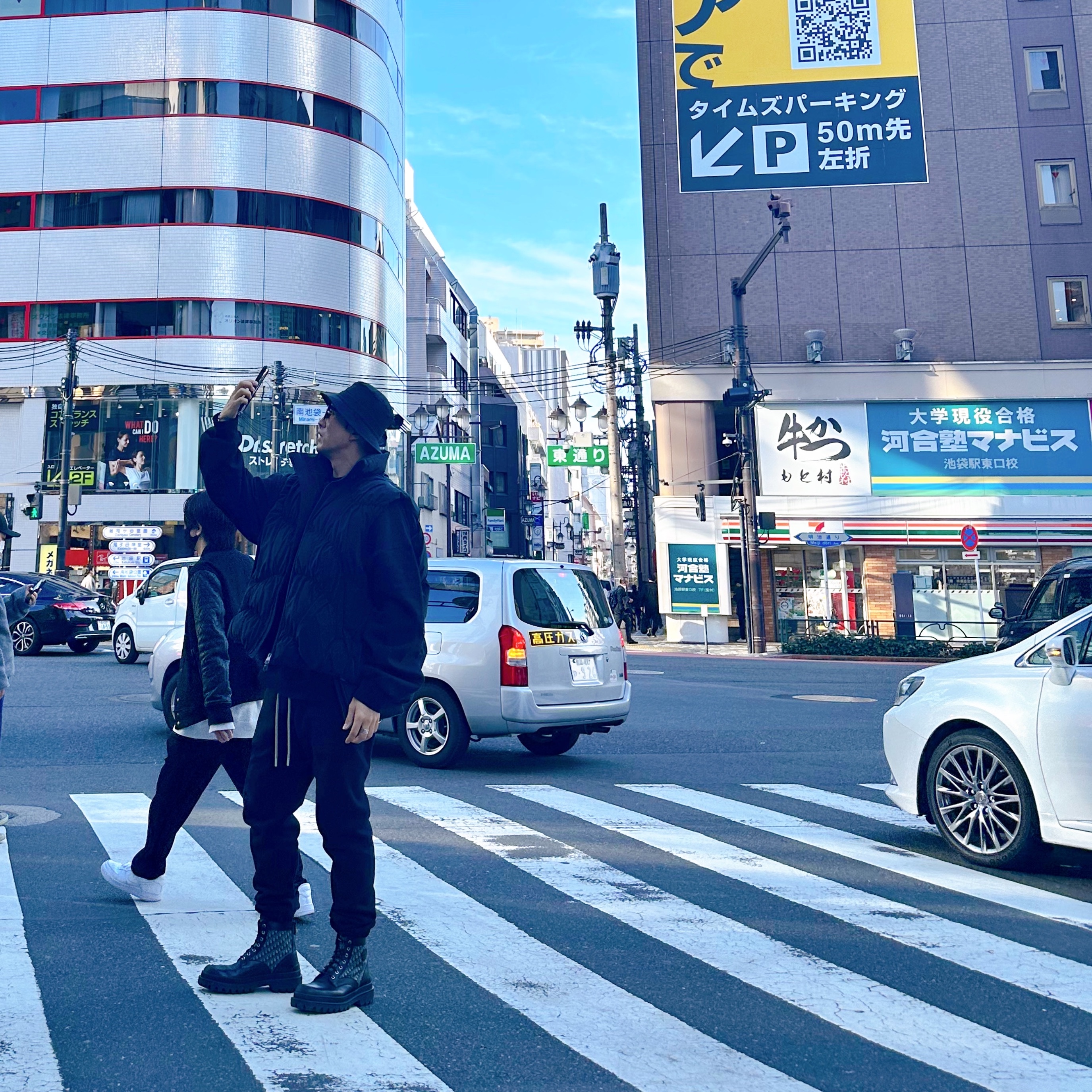 Essentials The Core Collection Crewneck Sweatshirt Stretch Limo, Prada Re-Nylon and Saffiano Leather Shoulder Bag Navy 착용 스타일 - 4