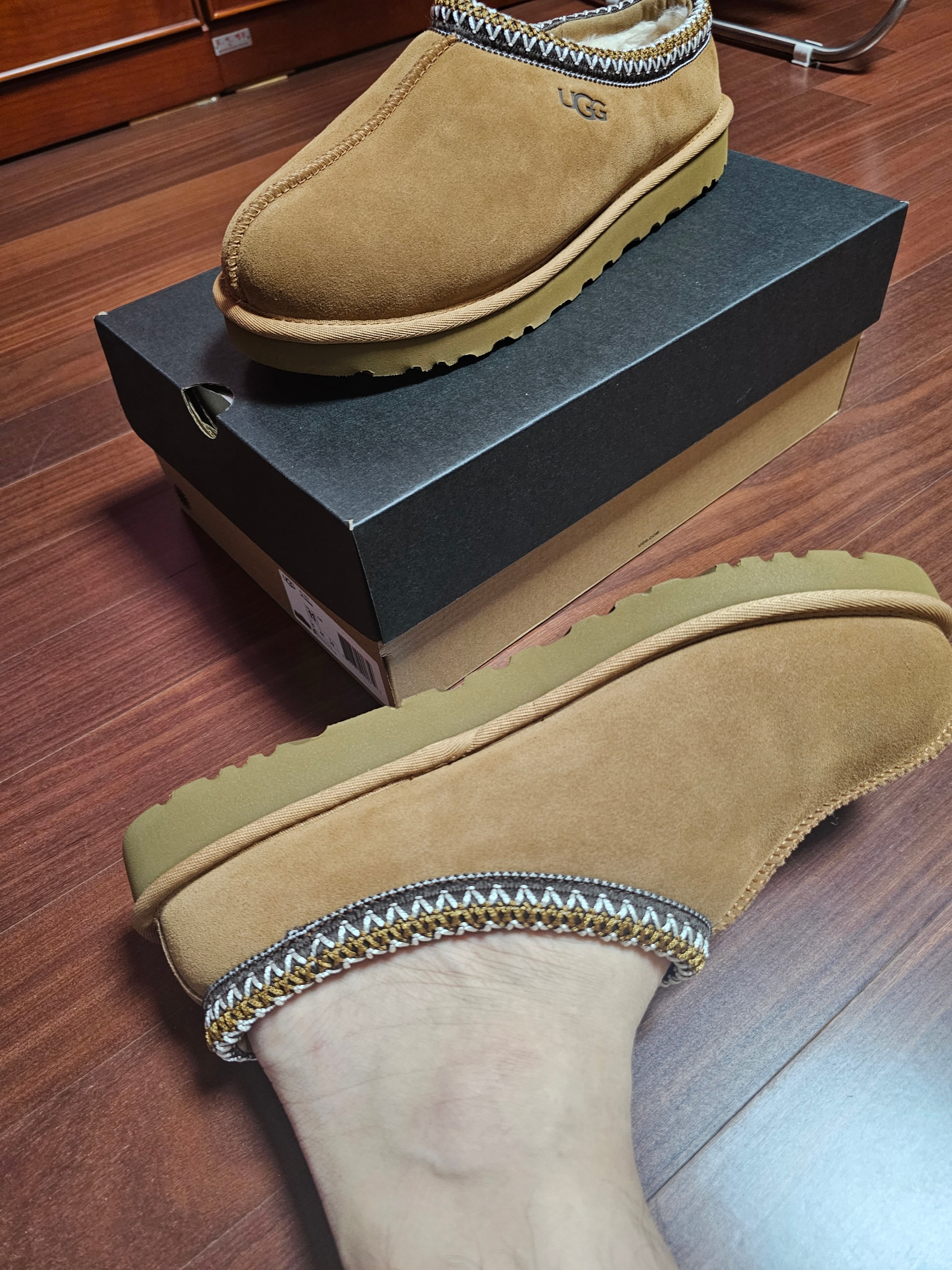 UGG Tasman Slipper Chestnut 착용 스타일 - 1