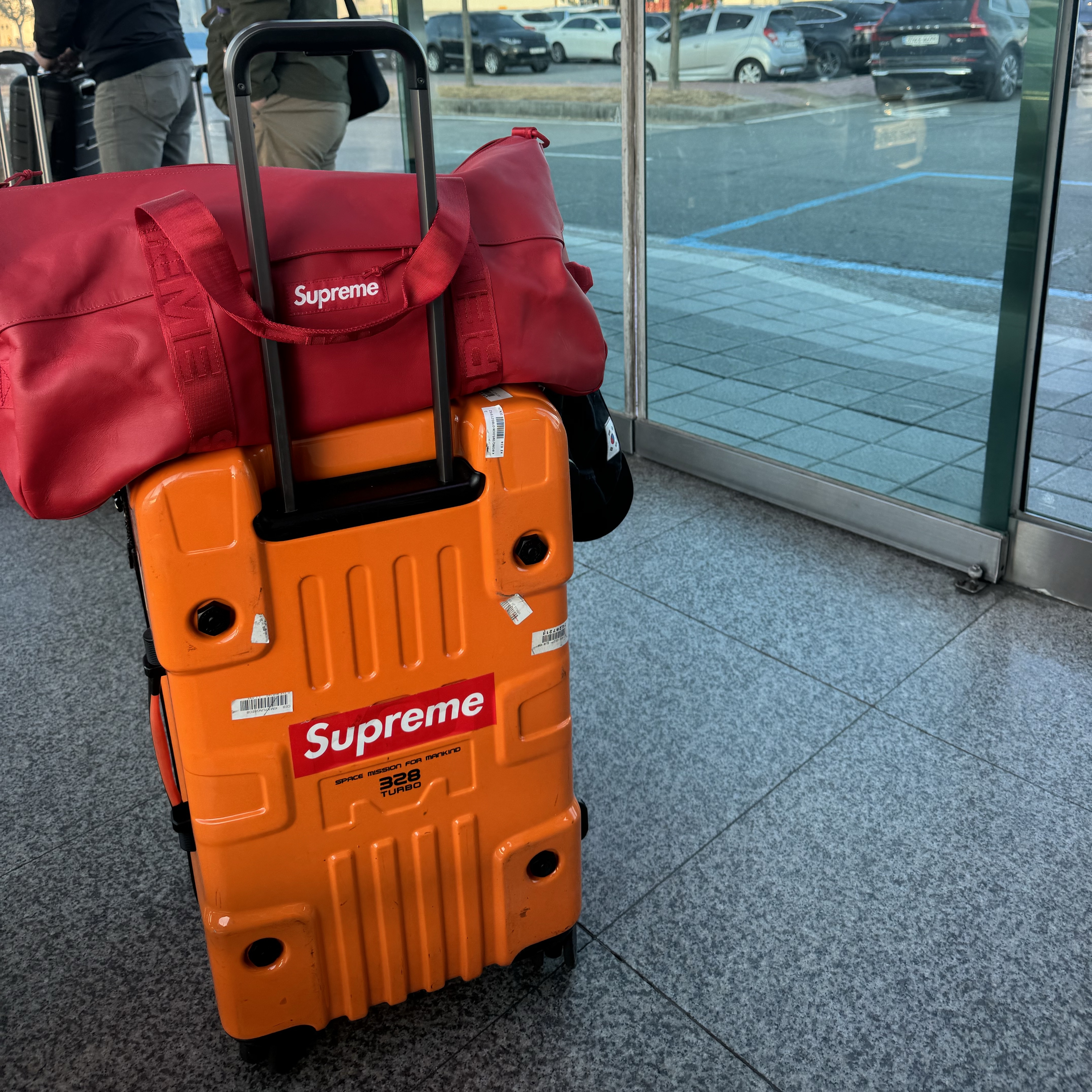 Supreme Leather Duffle Bag Red - 23FW 착용 스타일