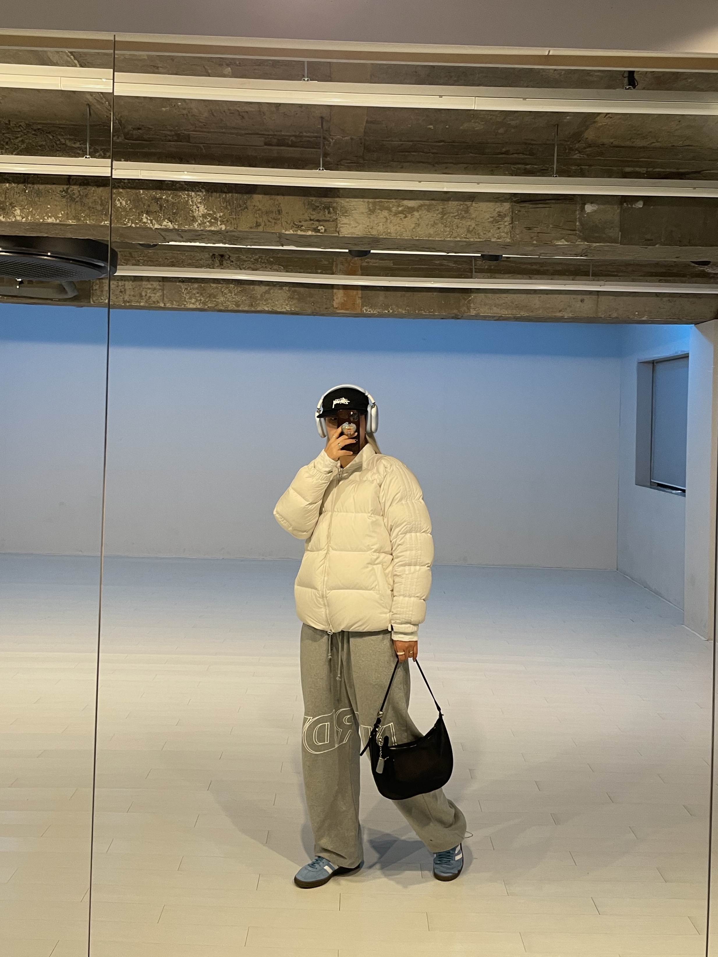 Adidas Spezial Handball Light Blue, Apple AirPods Max Lightning Silver (Korean Ver.) 착용 스타일 - 3