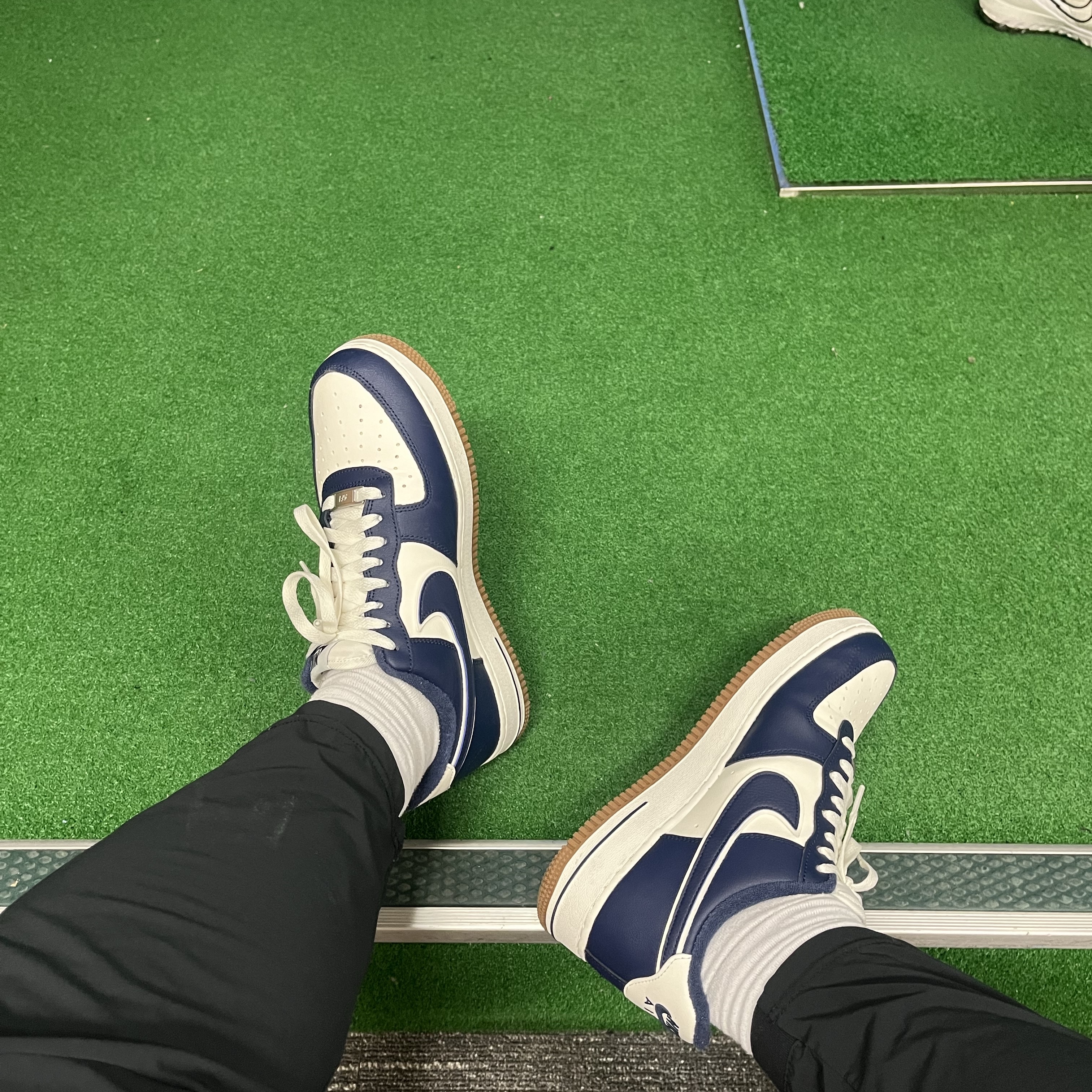Nike Air Force 1 '07 LV8 Midnight Navy 착용 스타일