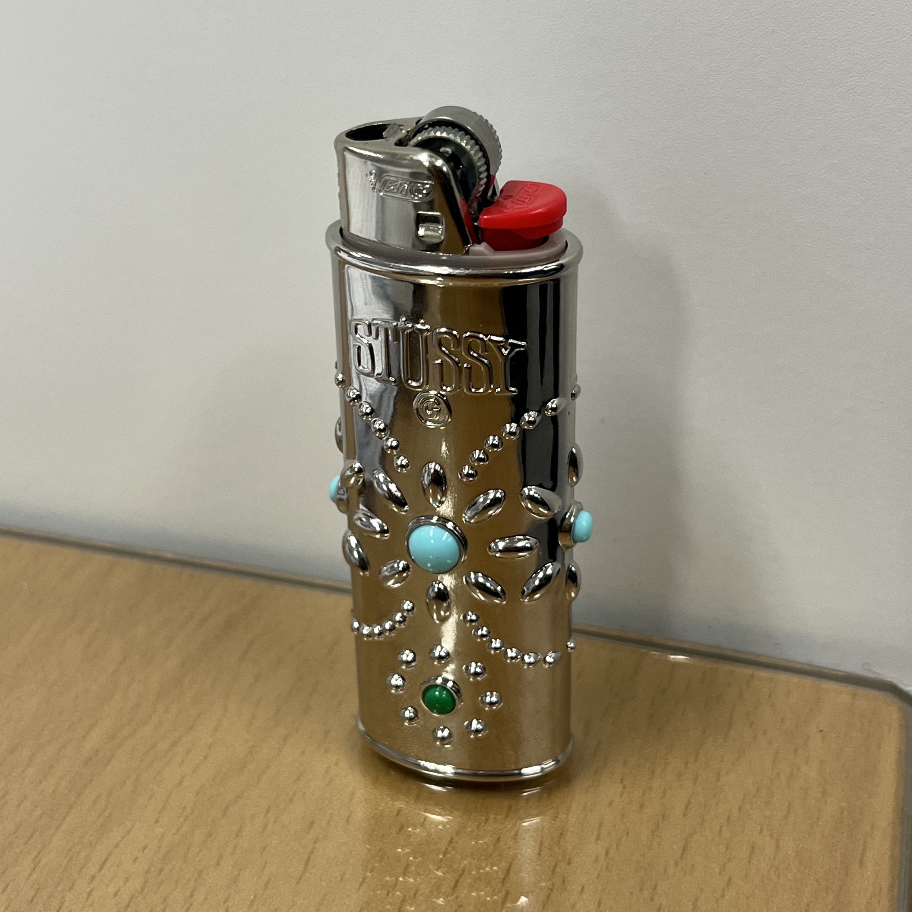 Stussy Metal Bejeweled Lighter Case Silver 착용 스타일