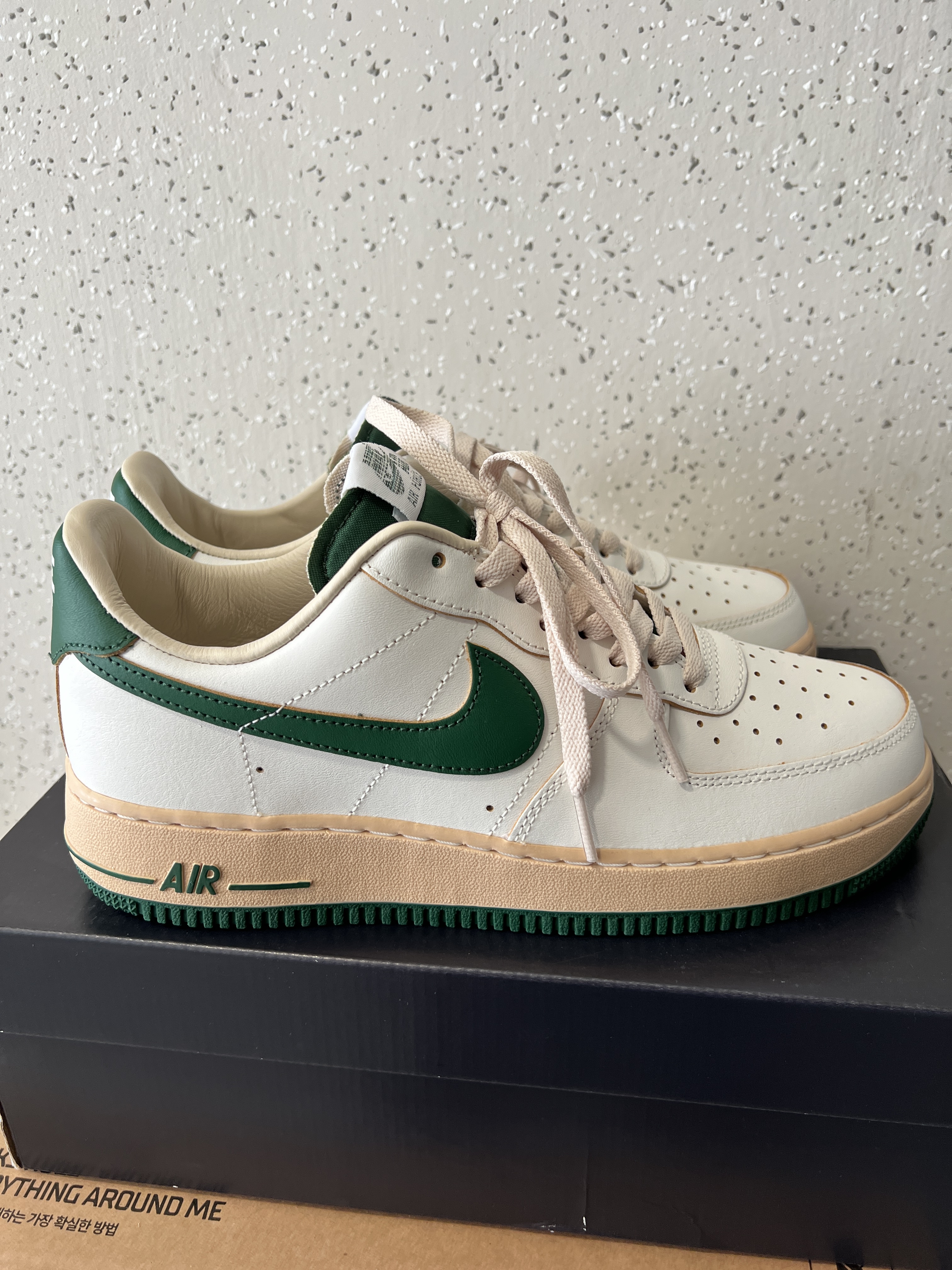 (W) Nike Air Force 1 Low Gorge Green, Jordan 1 Retro High OG Gorge Green 착용 스타일 - 1