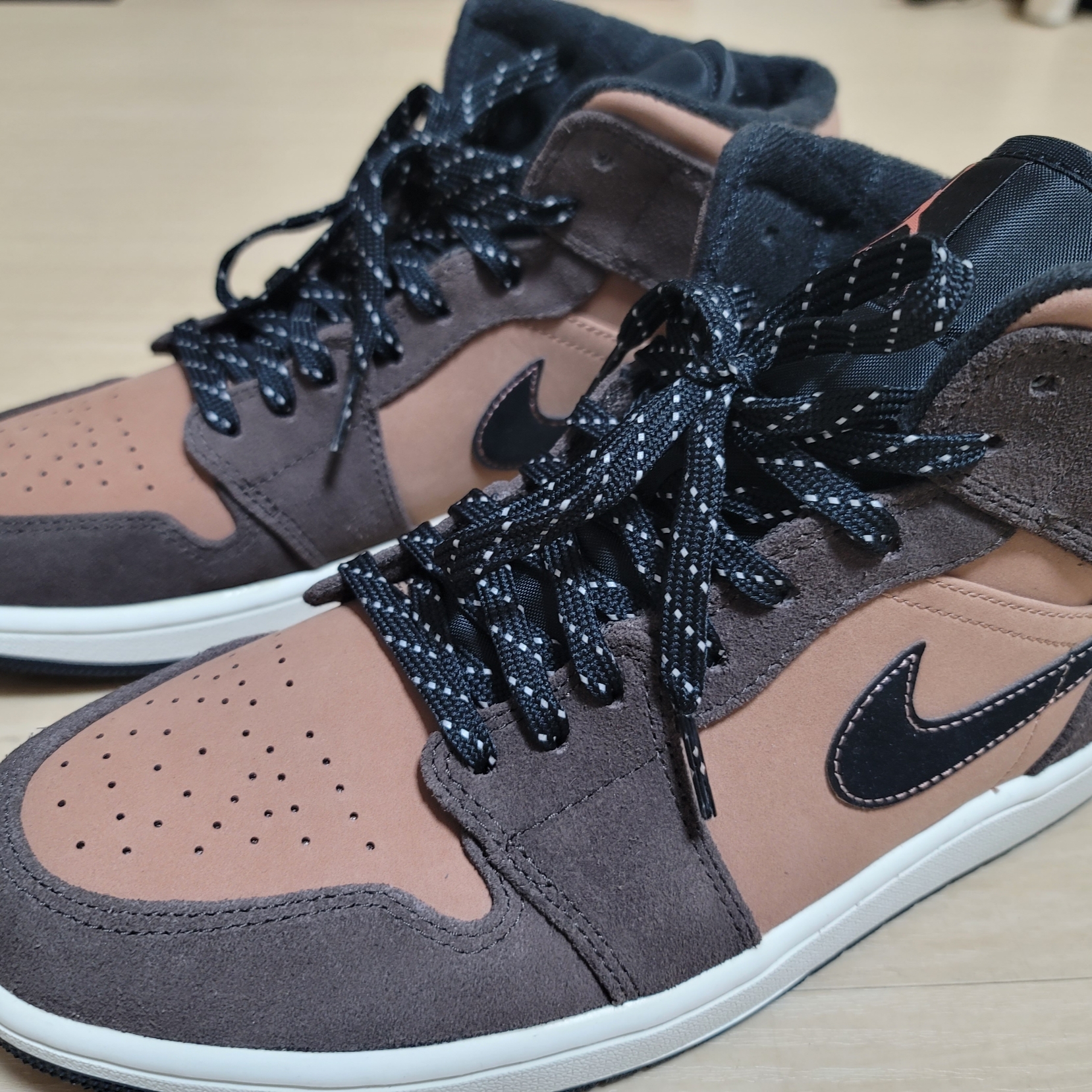 Jordan 1 Mid SE Dark Chocolate 착용 스타일