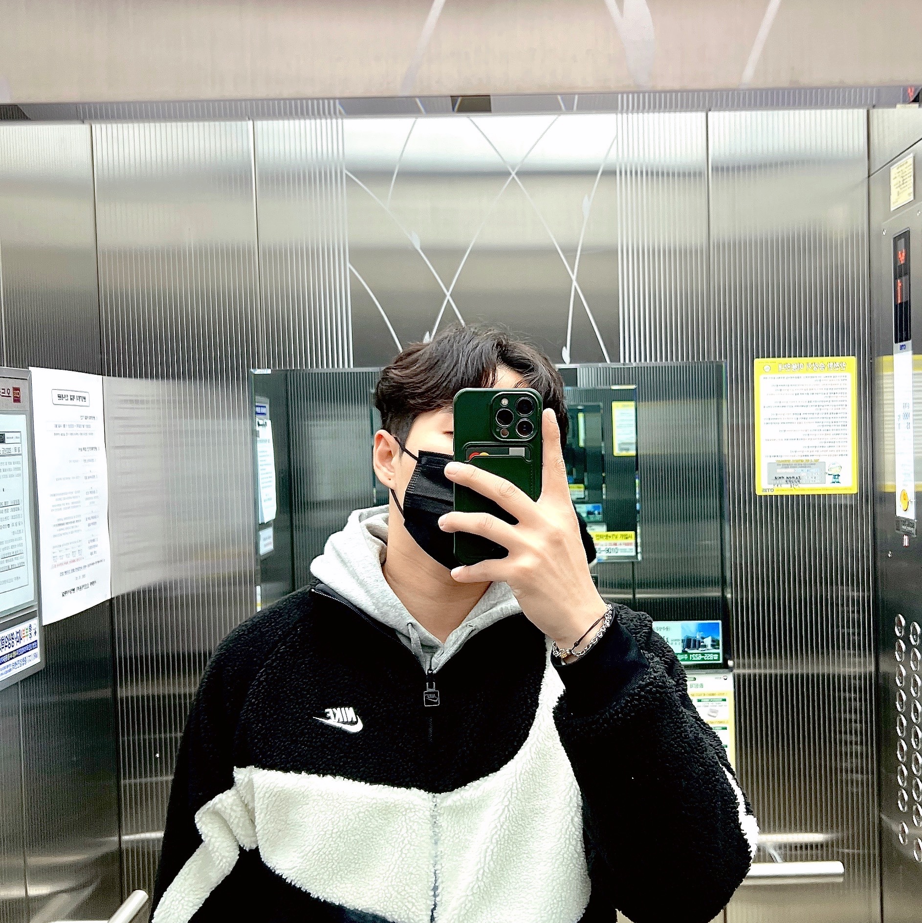 Nike Big Swoosh Full Zip Jacket Black Sail 착용 스타일