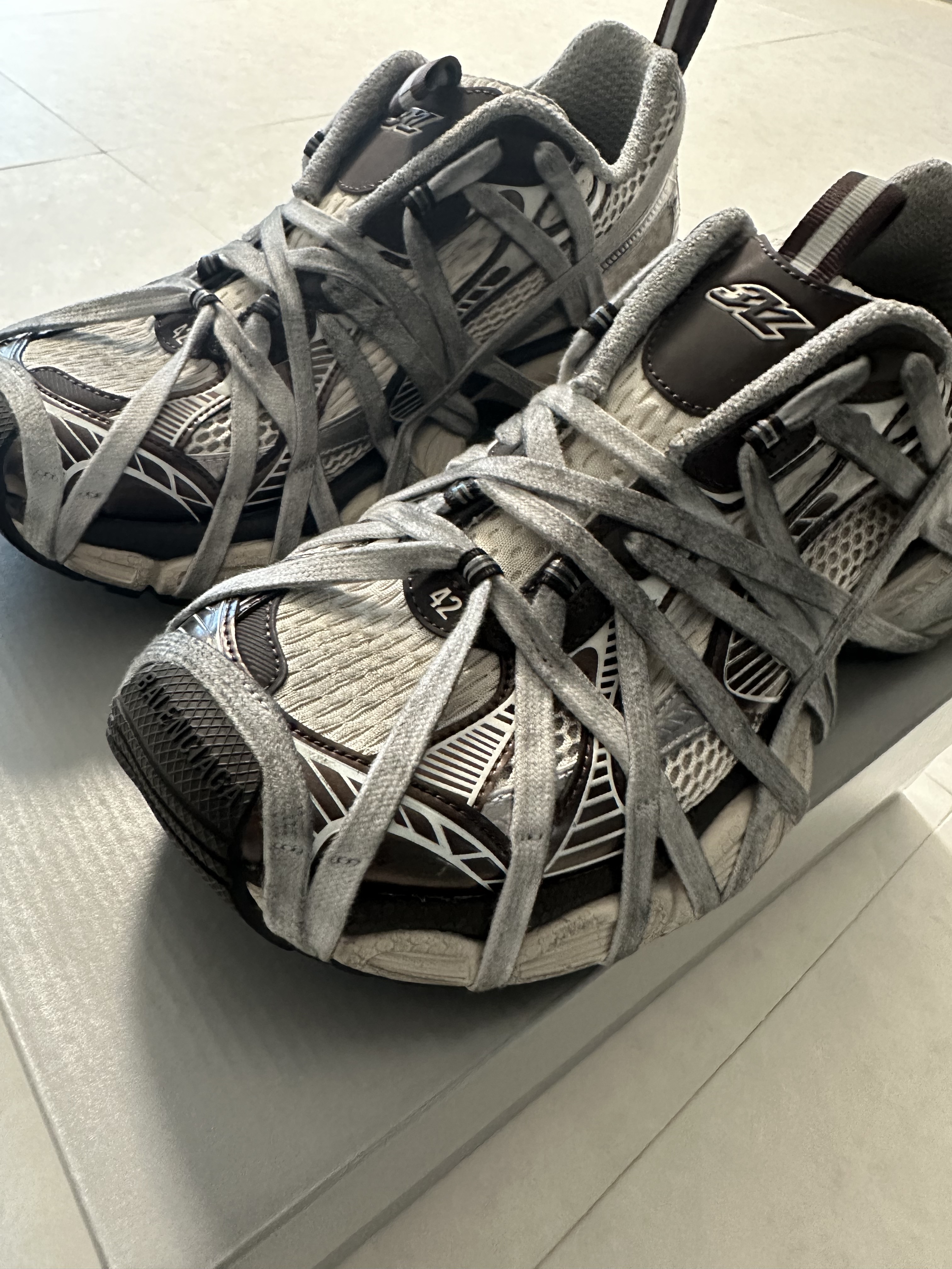 Balenciaga 3XL Extreme Lace Sneakers Egg Shell 착용 스타일