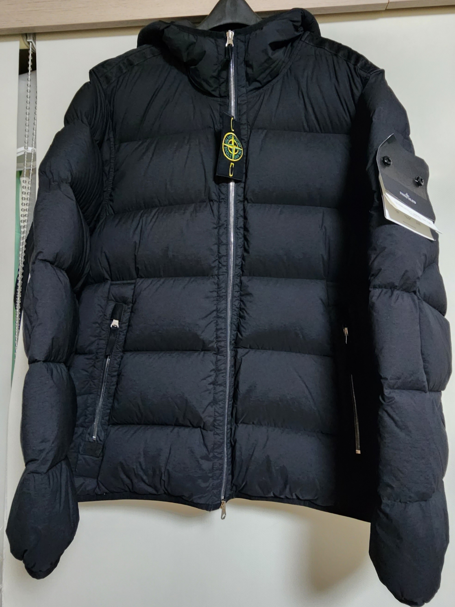 Stone Island 43728 Seamless Tunnel Nylon Down-TC Jacket Black - 23FW 착용 스타일
