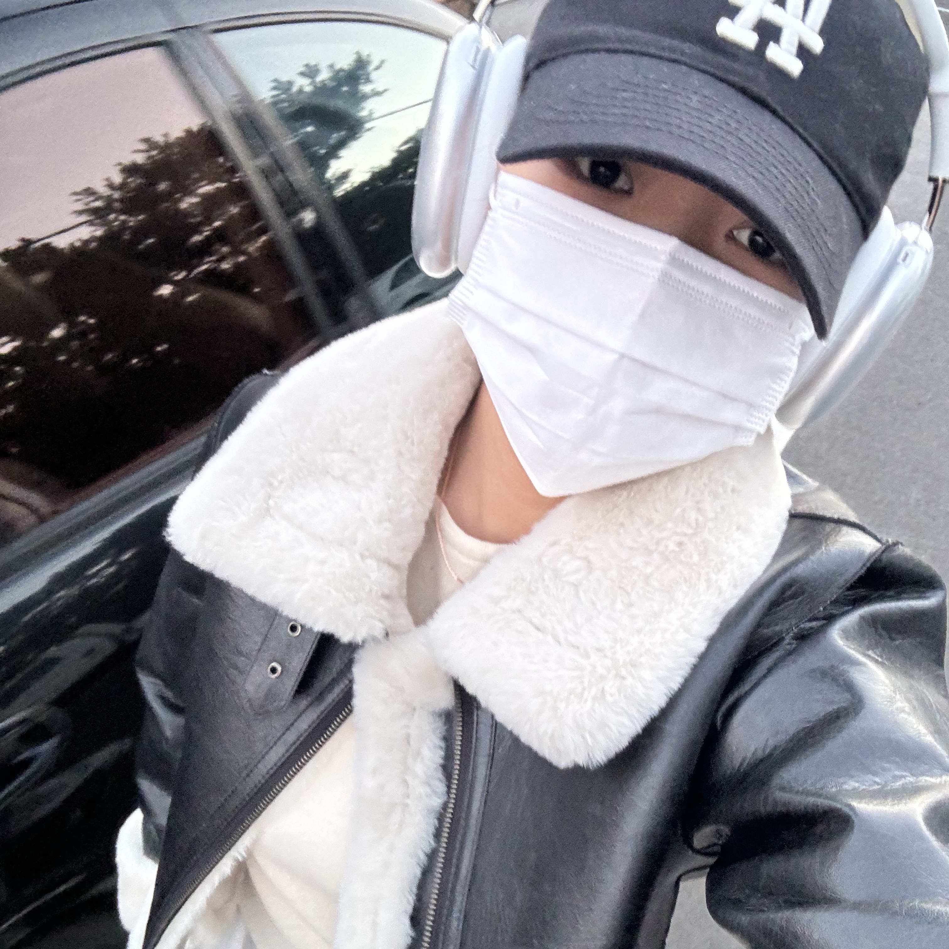 Apple AirPods Max Lightning Silver (Korean Ver.), (W) Bohemian Seoul Slim Fit Shearling Jacket Black 착용 스타일 - 2