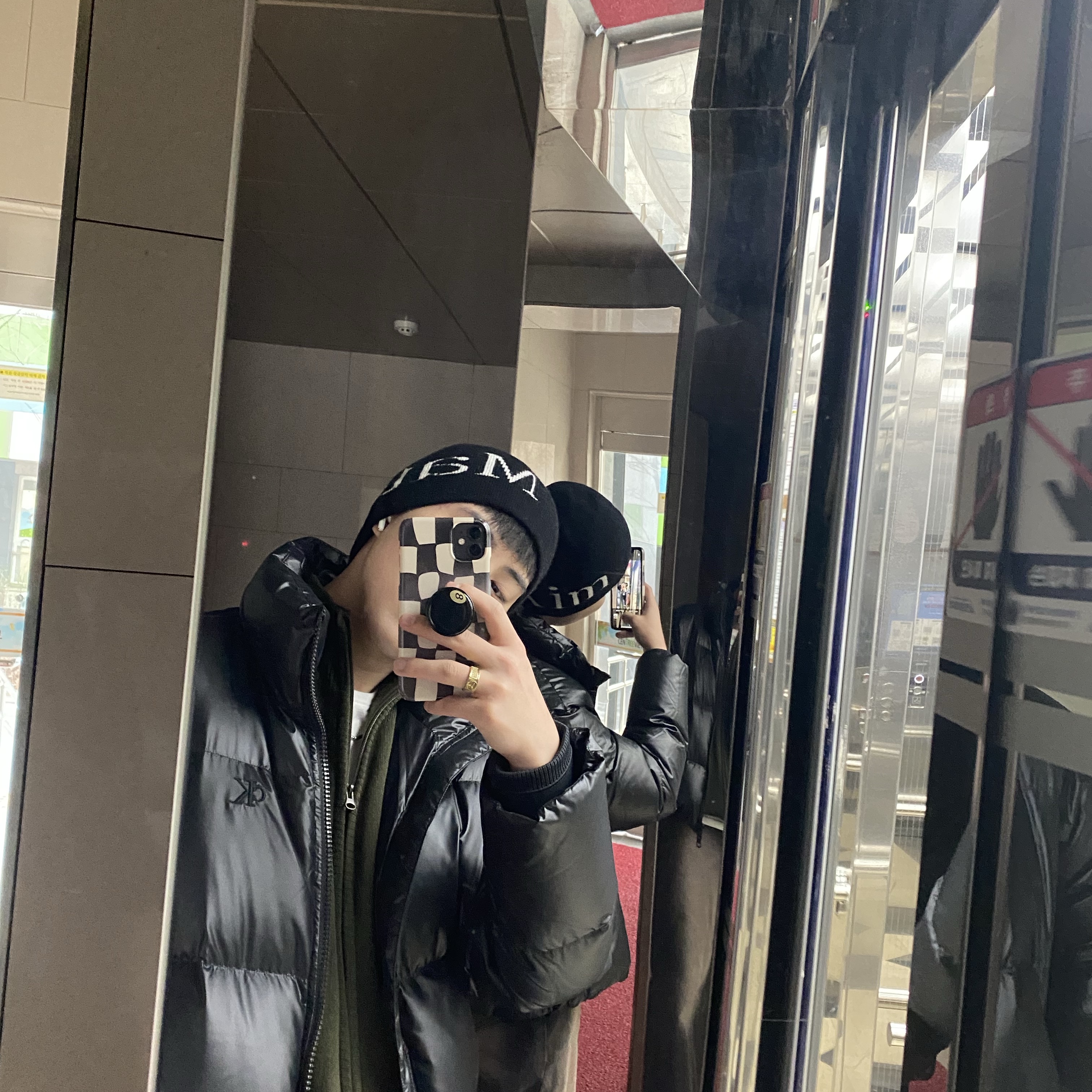 Matin Kim Logo Jacquard Short Beanie Black 착용 스타일