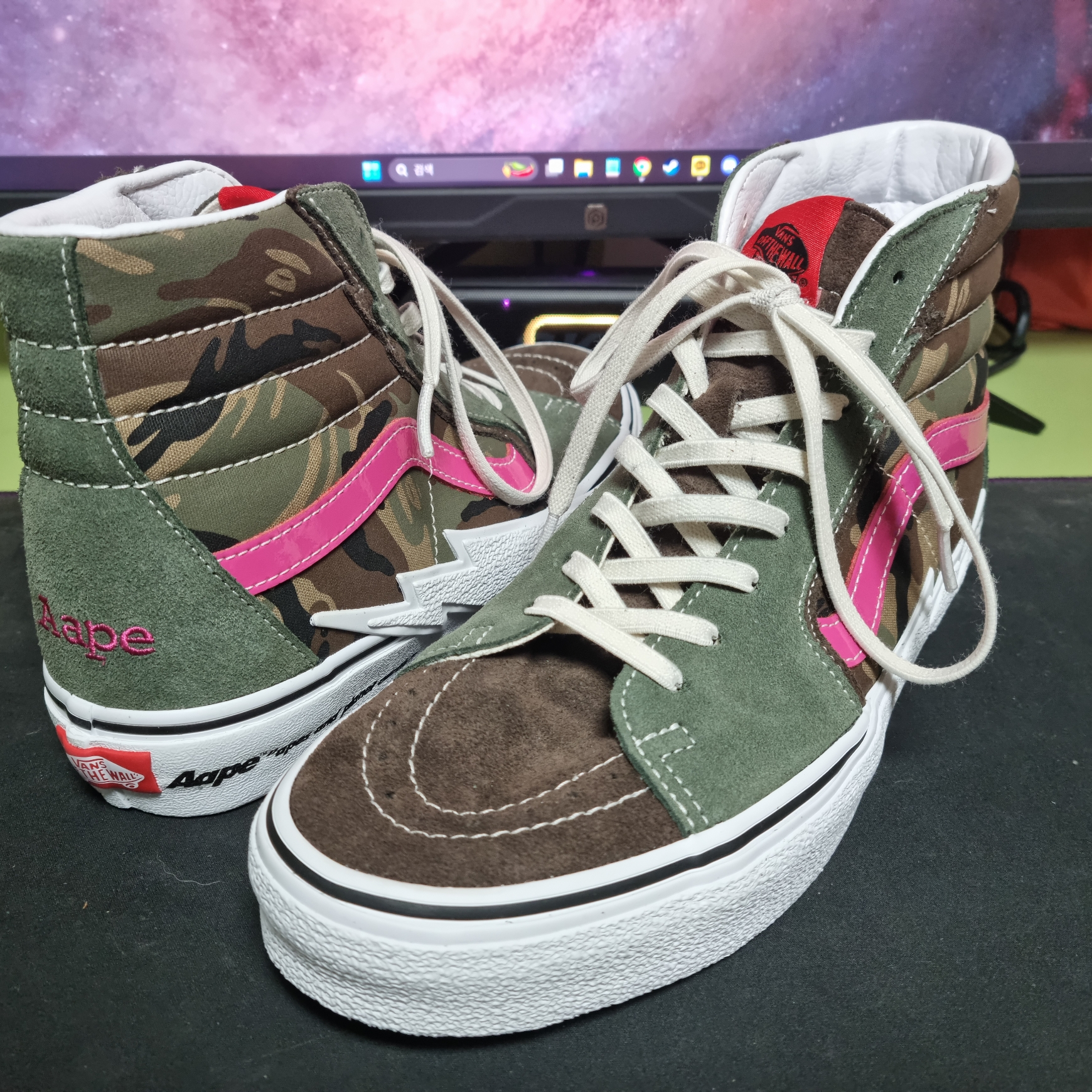 Vans x AAPE Sk8-Hi Bolt Khaki 착용 스타일 - 2