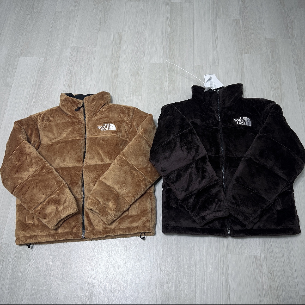 (W) The North Face Versa Velour Nuptse Jacket Almond Butter, The North Face Versa Velour Nuptse Jacket Coal Brown 착용 스타일