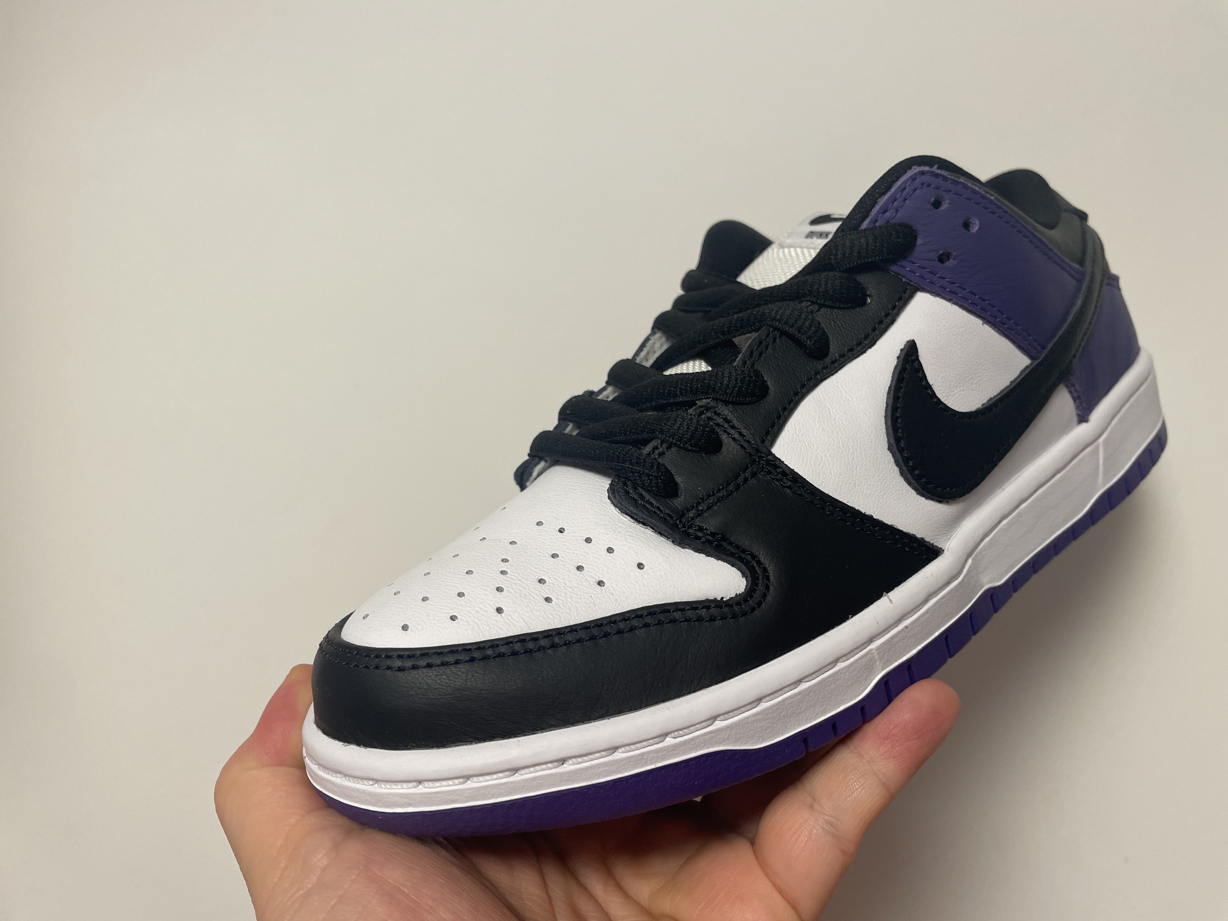 Nike SB Dunk Low Pro Court Purple 착용 스타일 - 2