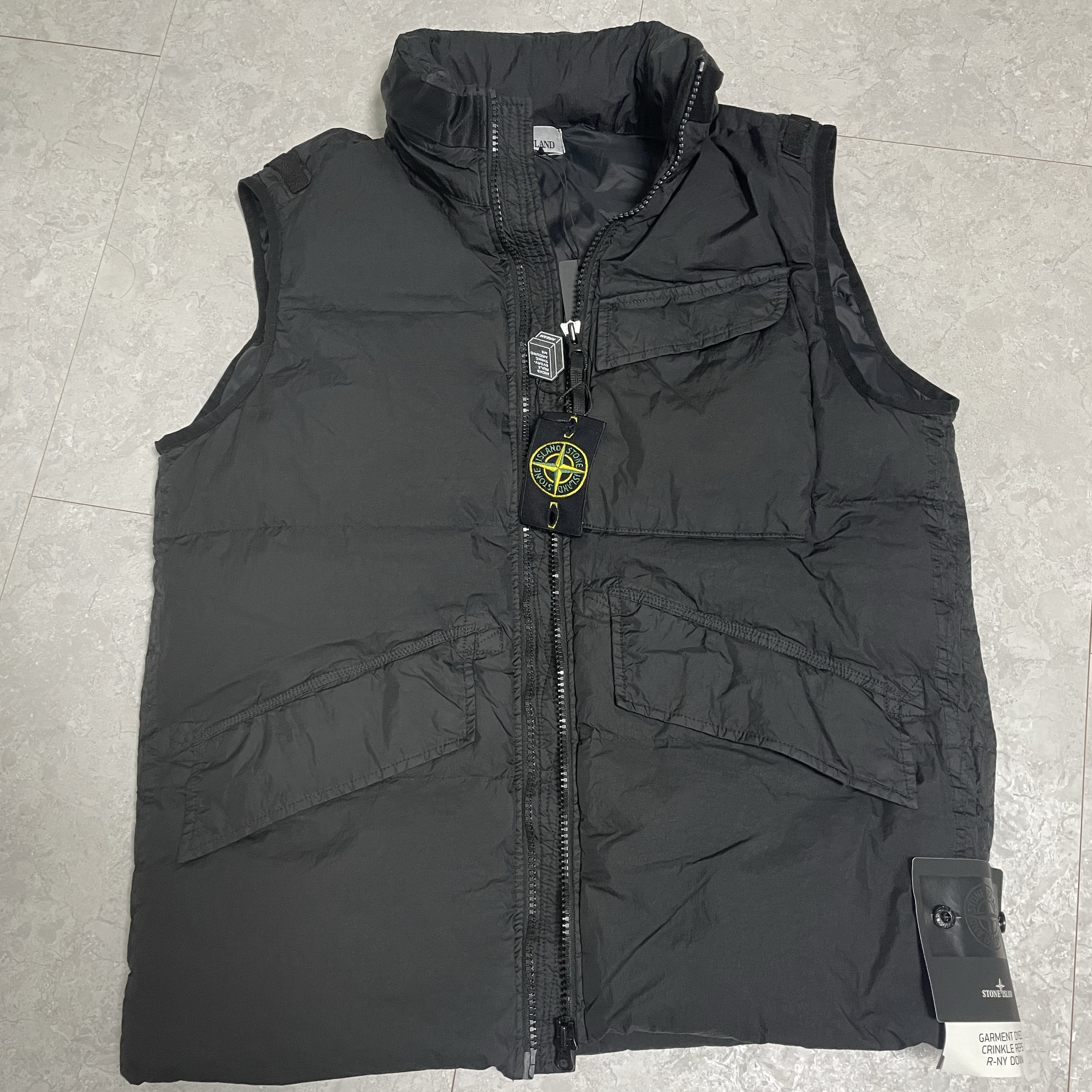 Stone Island G0123 Garment Dyed Crinkle Reps Nylon Down Vest Black - 22FW 착용 스타일