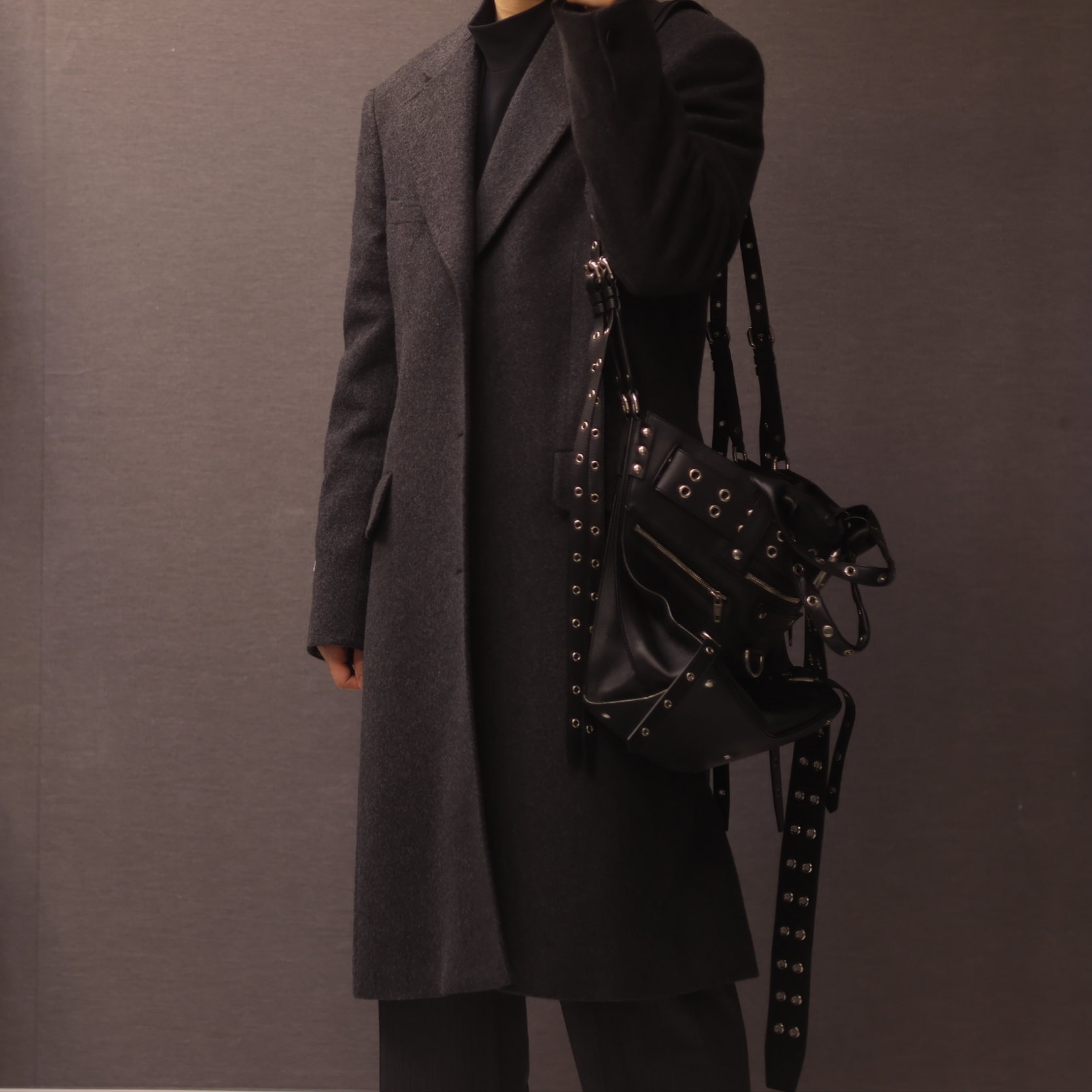 Our Legacy Hairy Wool Whale Coat Black, Jacquemus La Chemise Simon Logo Pinstripe Shirt Jacquard Beige Logo Stripe 착용 스타일 - 7