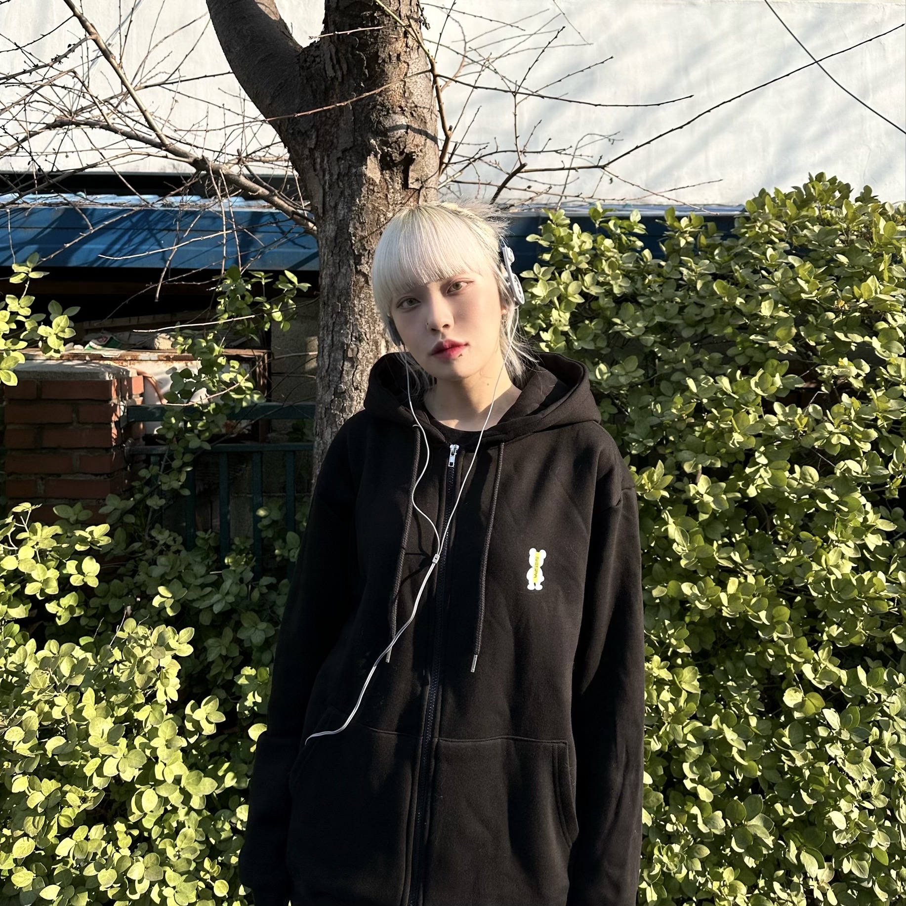 발렌시아가 3XL 스니커즈 라이트 베이지, 슈프림 x 코스 포타프로 헤드폰 실버 - 23FW 착용 스타일 - 2