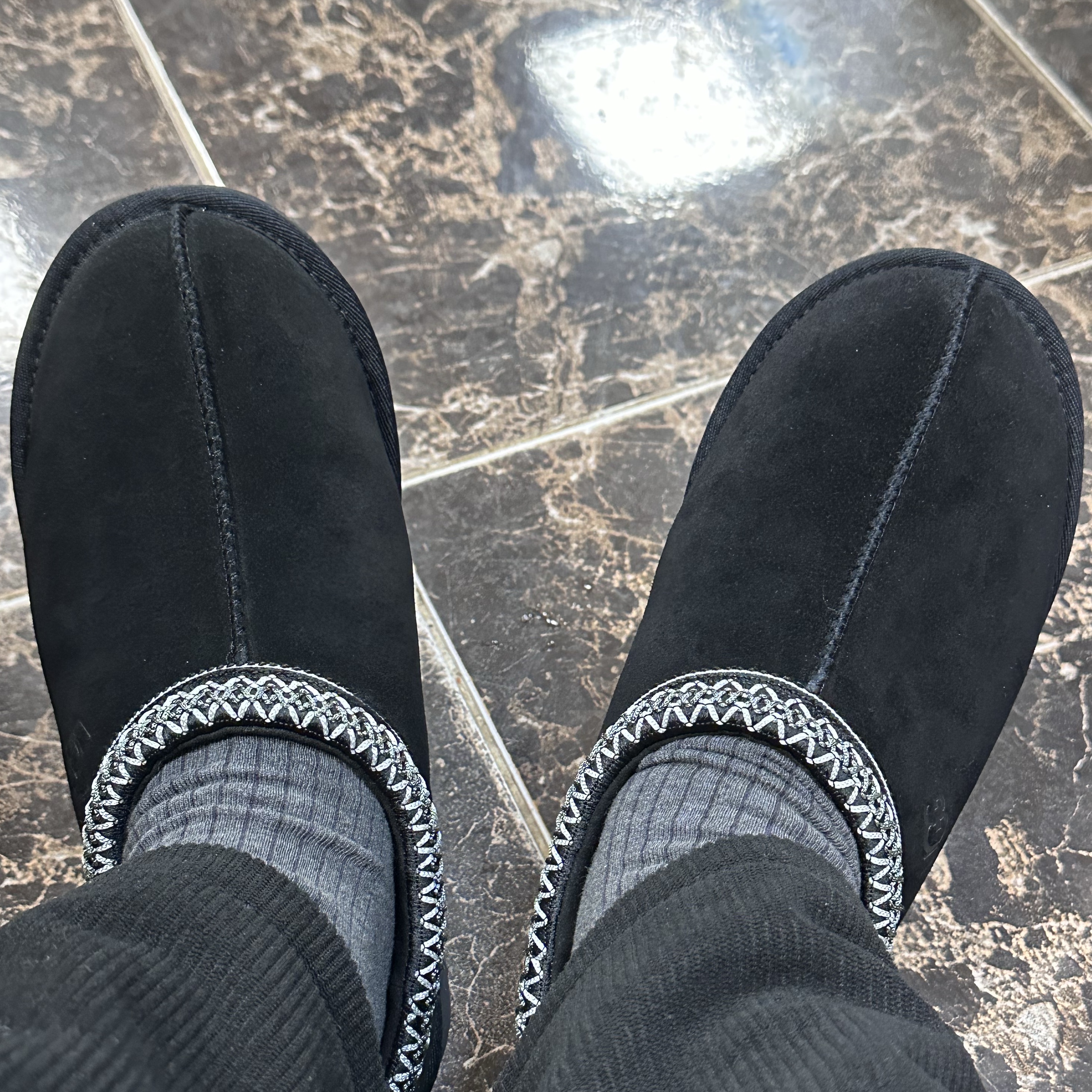UGG Tasman Black 착용 스타일