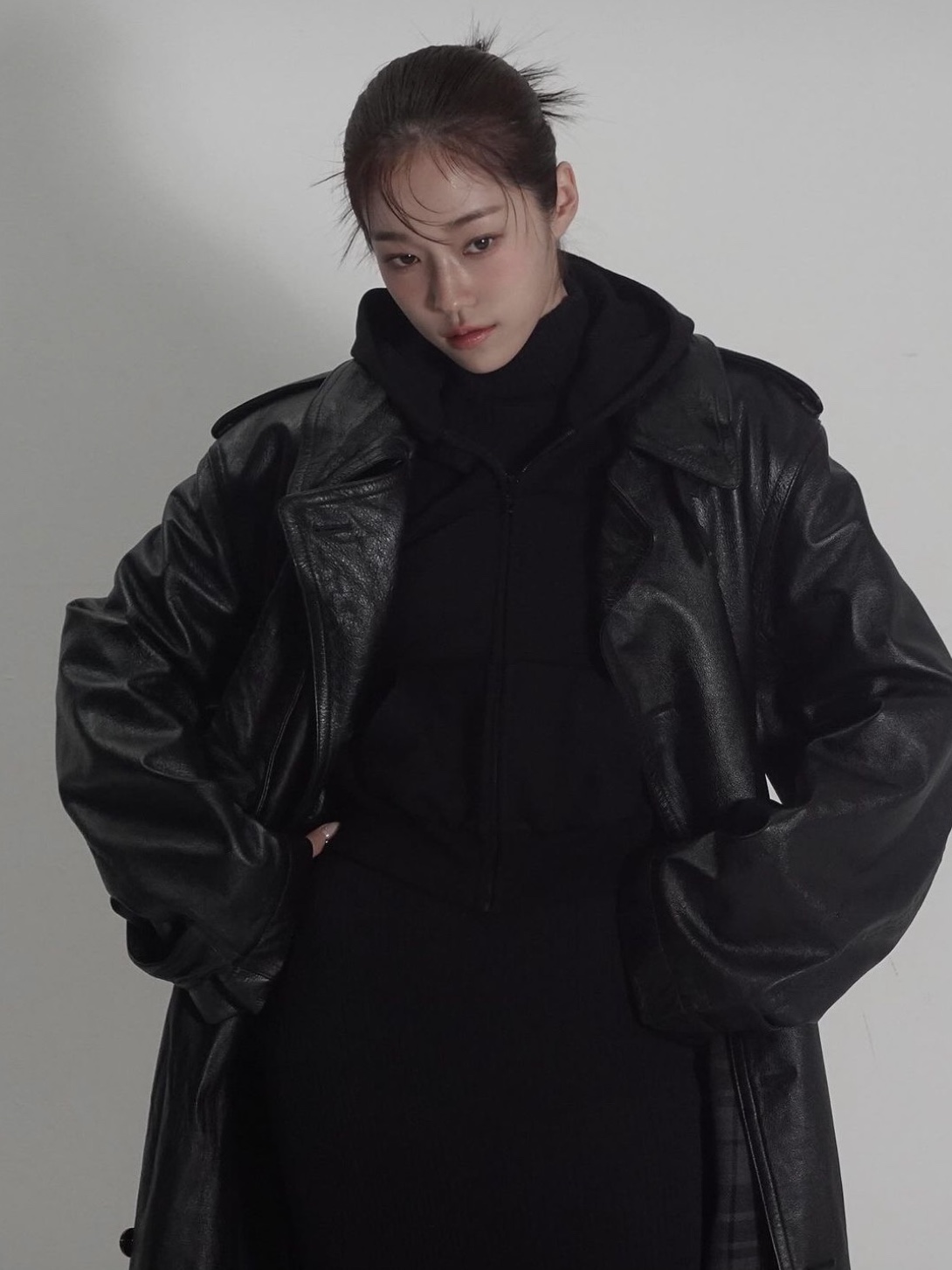 (W) Balenciaga Round Shoulder Maxi Trench Coat Black 착용 스타일