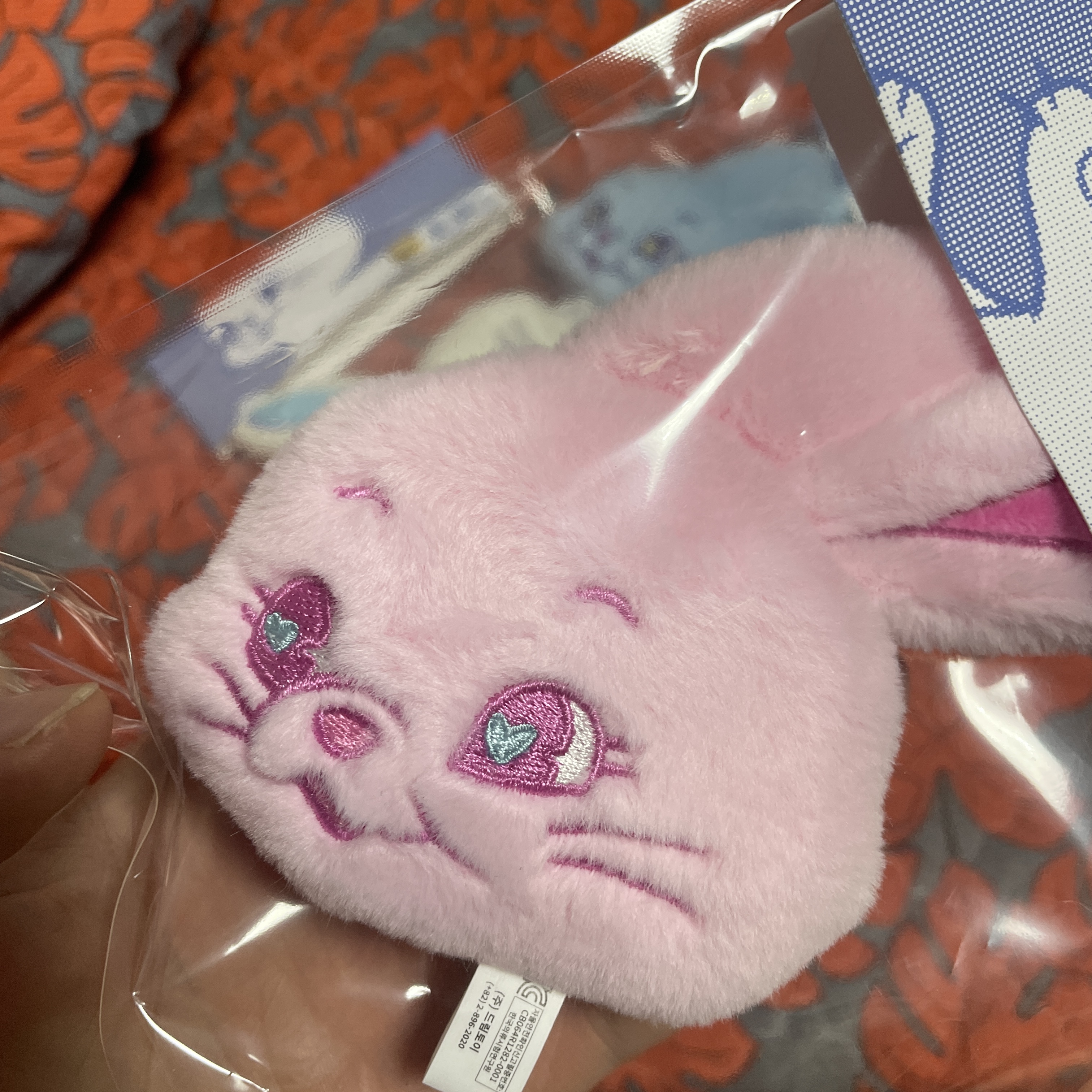 NewJeans Tokki Merchandise Fluffy Keyring Pink 착용 스타일