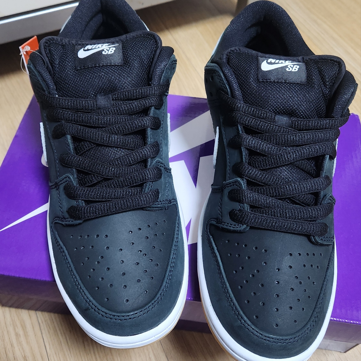 Nike SB Dunk Low Pro Black White 착용 스타일 - 2