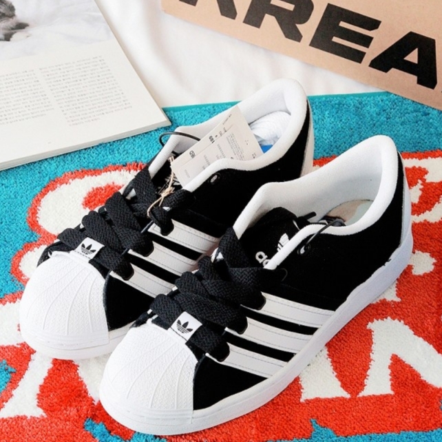 Adidas Superstar Supermodified Core Black Cloud White 착용 스타일 - 3