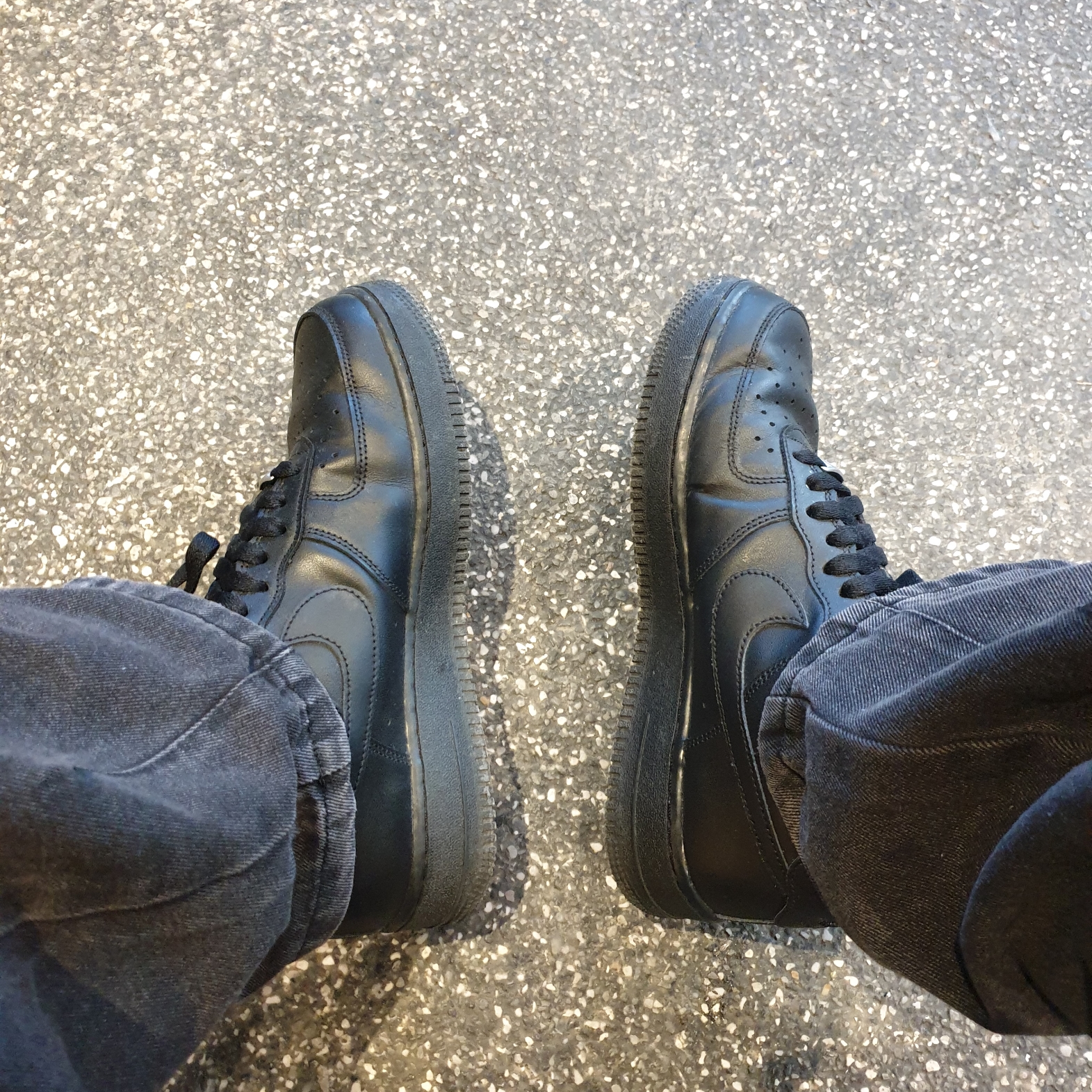 Nike Air Force 1 '07 Low Triple Black 착용 스타일 - 3