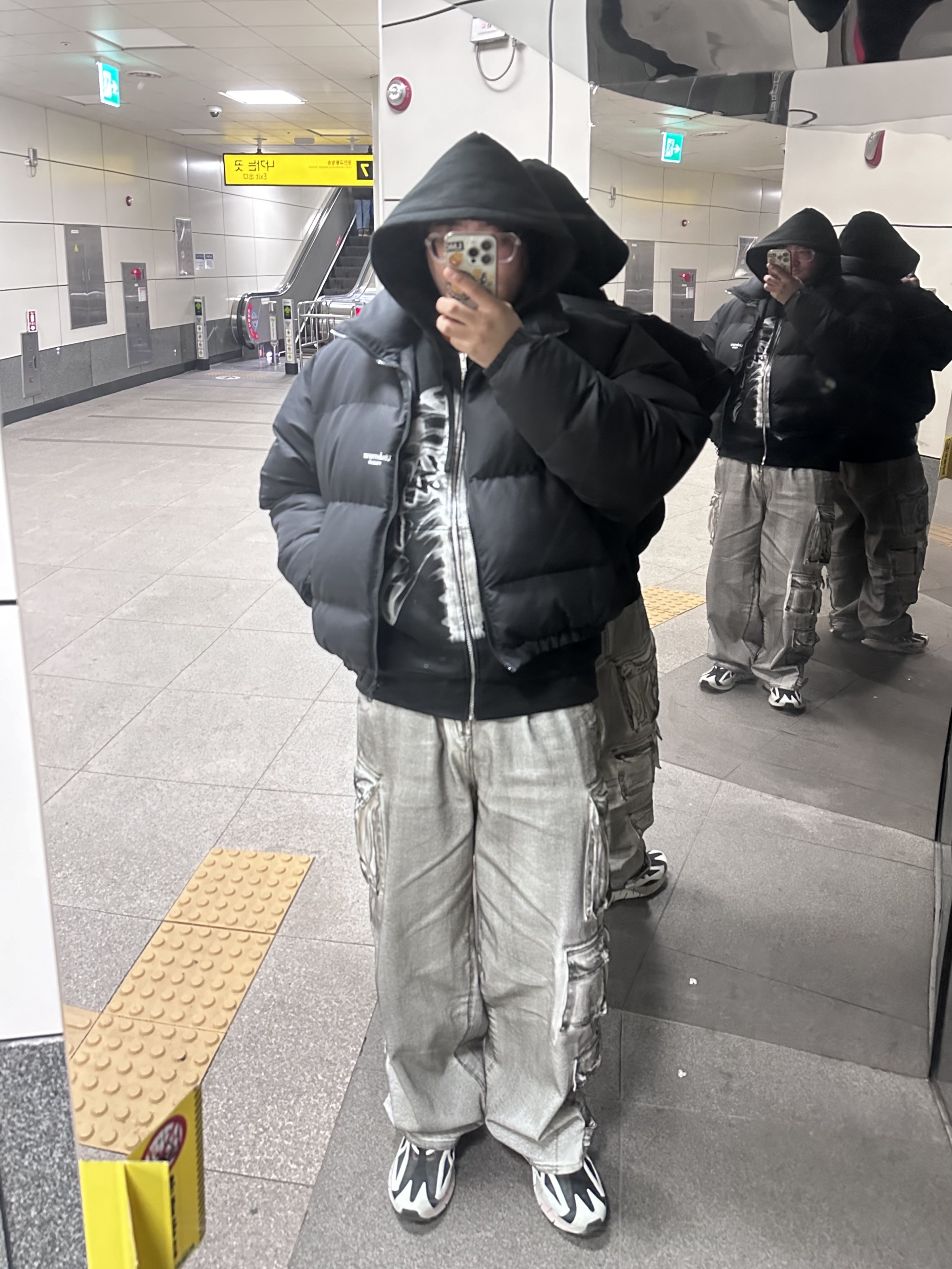 Gentle Monster x Maison Margiela MM011 Clear Black Gradient, Undermycar Mu.15 Anti Fxxking Logo Play Triple Logo Crop Padding Jacket Black 착용 스타일 - 1