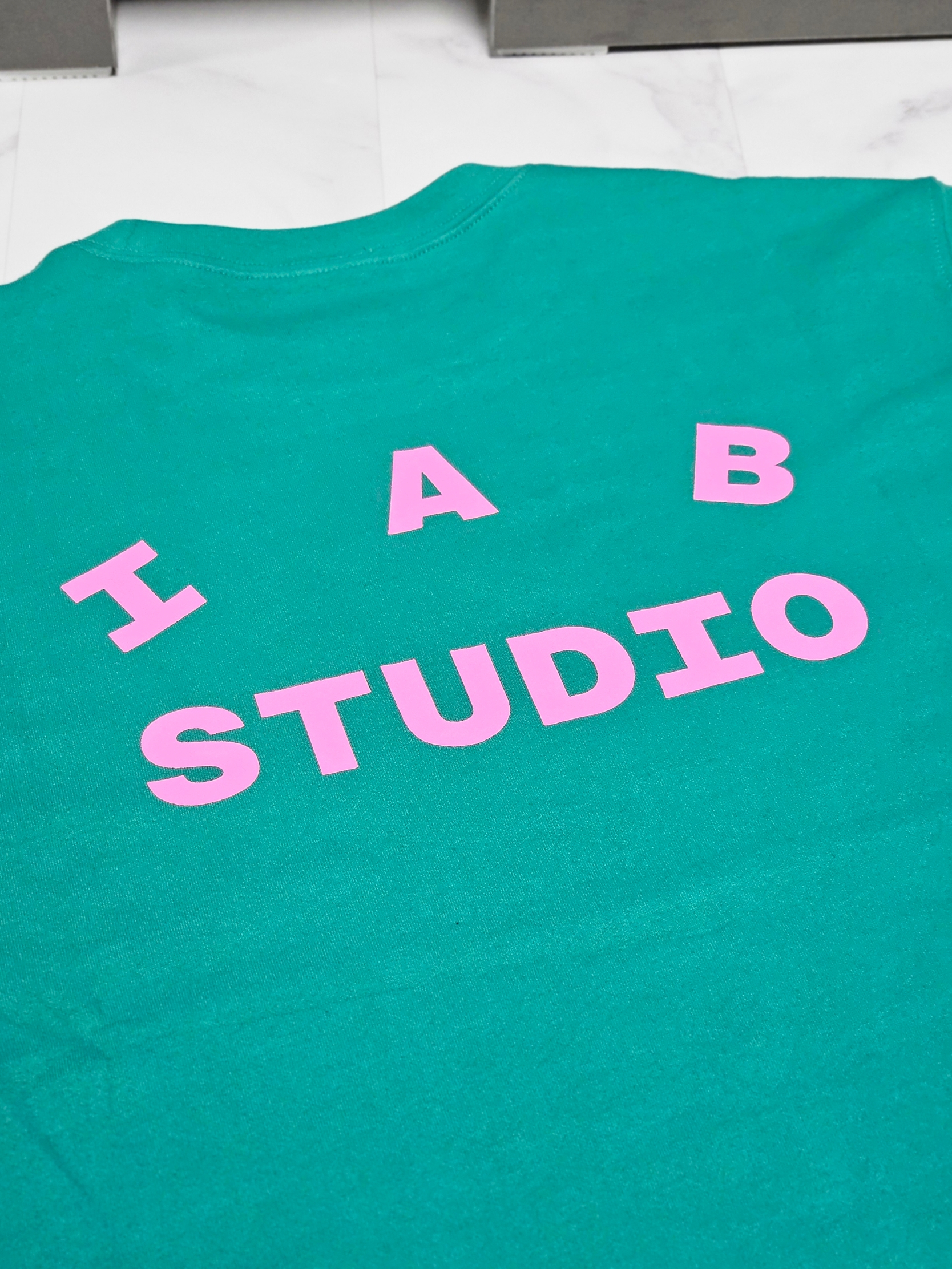 IAB Studio T-Shirt Green Pink 착용 스타일 - 5