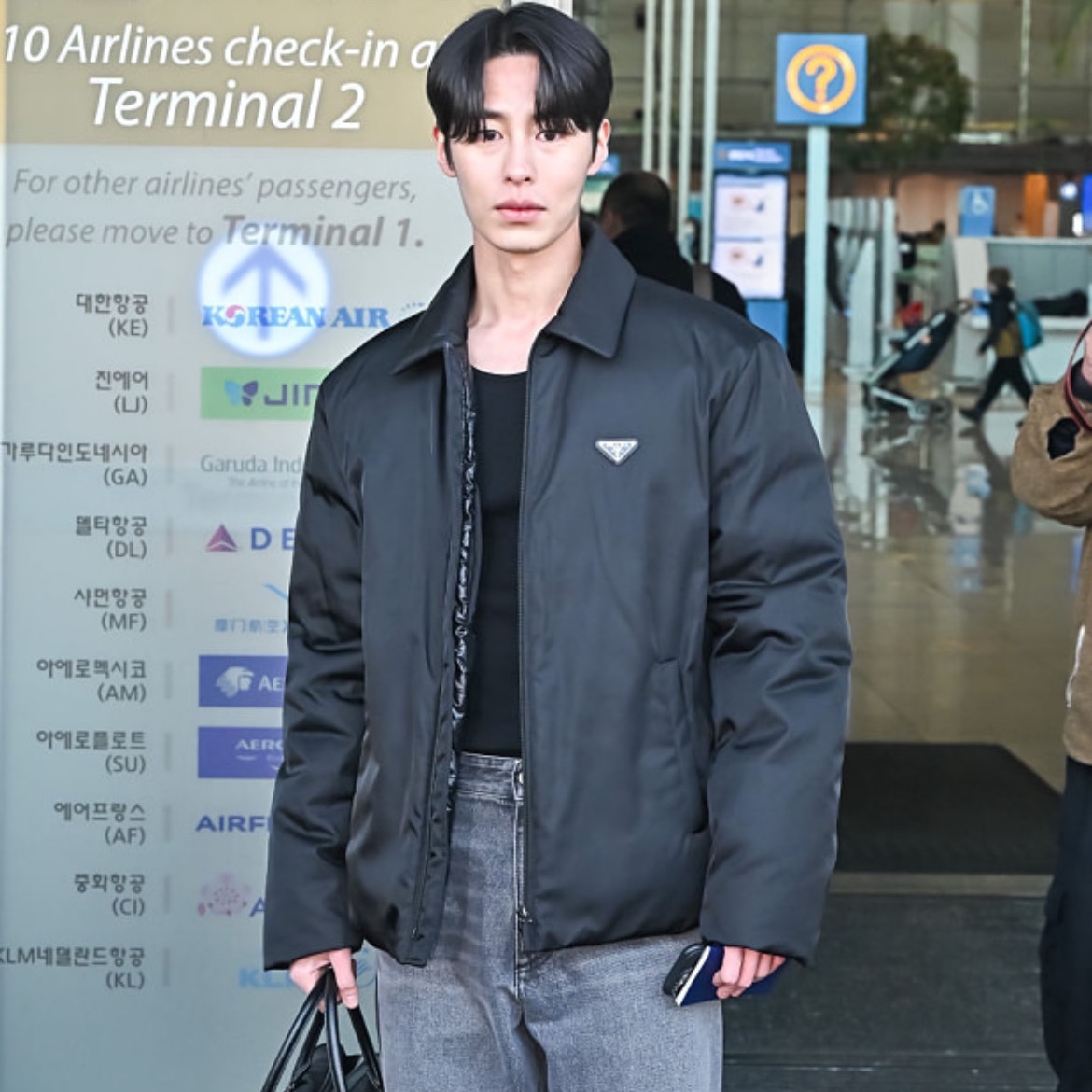 Prada Re-Nylon Cropped Down Jacket Black 착용 스타일