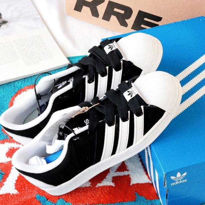Adidas Superstar Supermodified Core Black Cloud White 착용 스타일 - 2