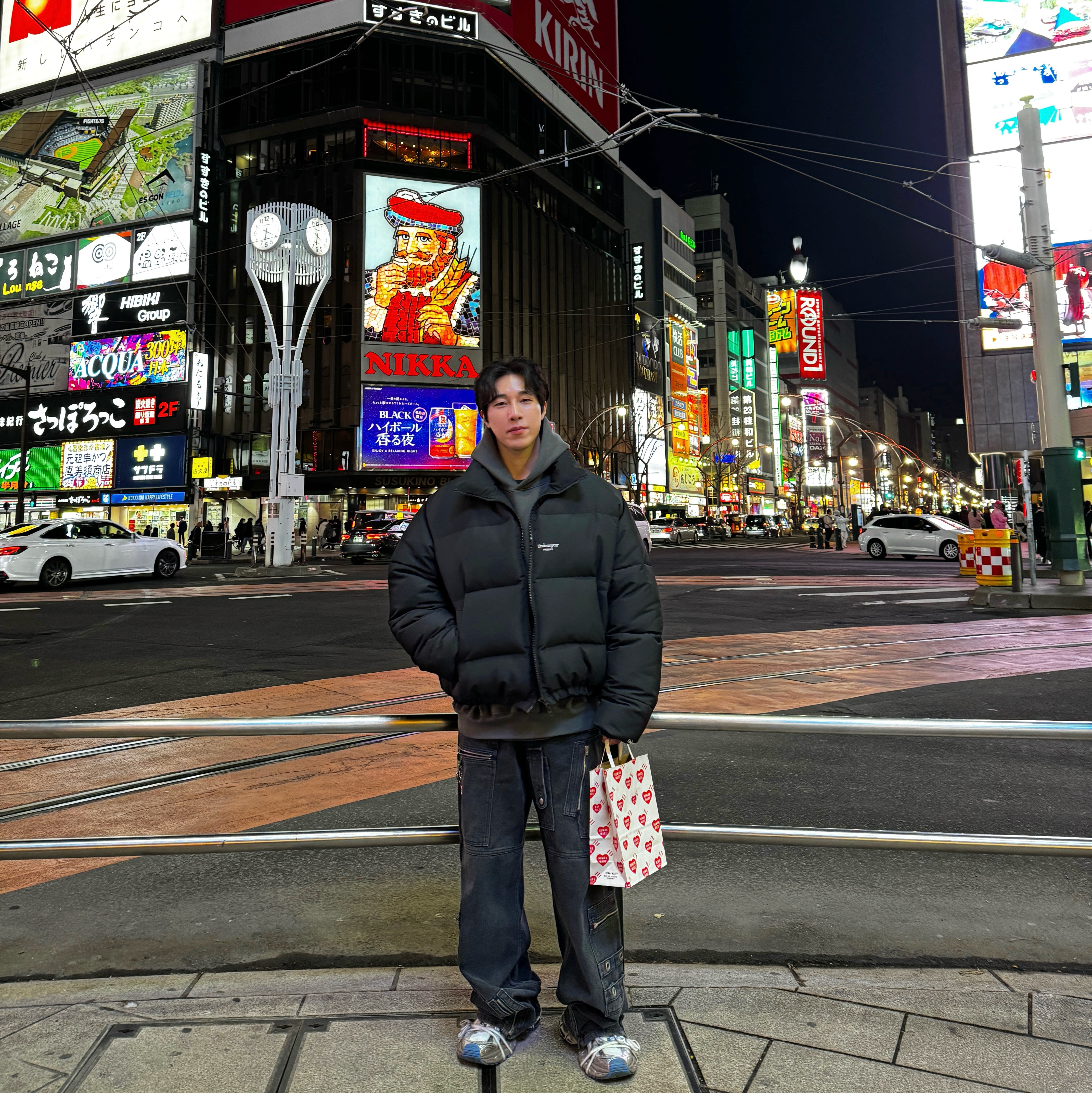 언더마이카 무.15 안티 Fxxking 로고 플레이 트리플 로고 크롭 패딩 자켓 블랙, 언더마이카 무.10 안티 Fxxking 로고 플레이 오버사이즈 본디드 후디 올리브 착용 스타일 - 1