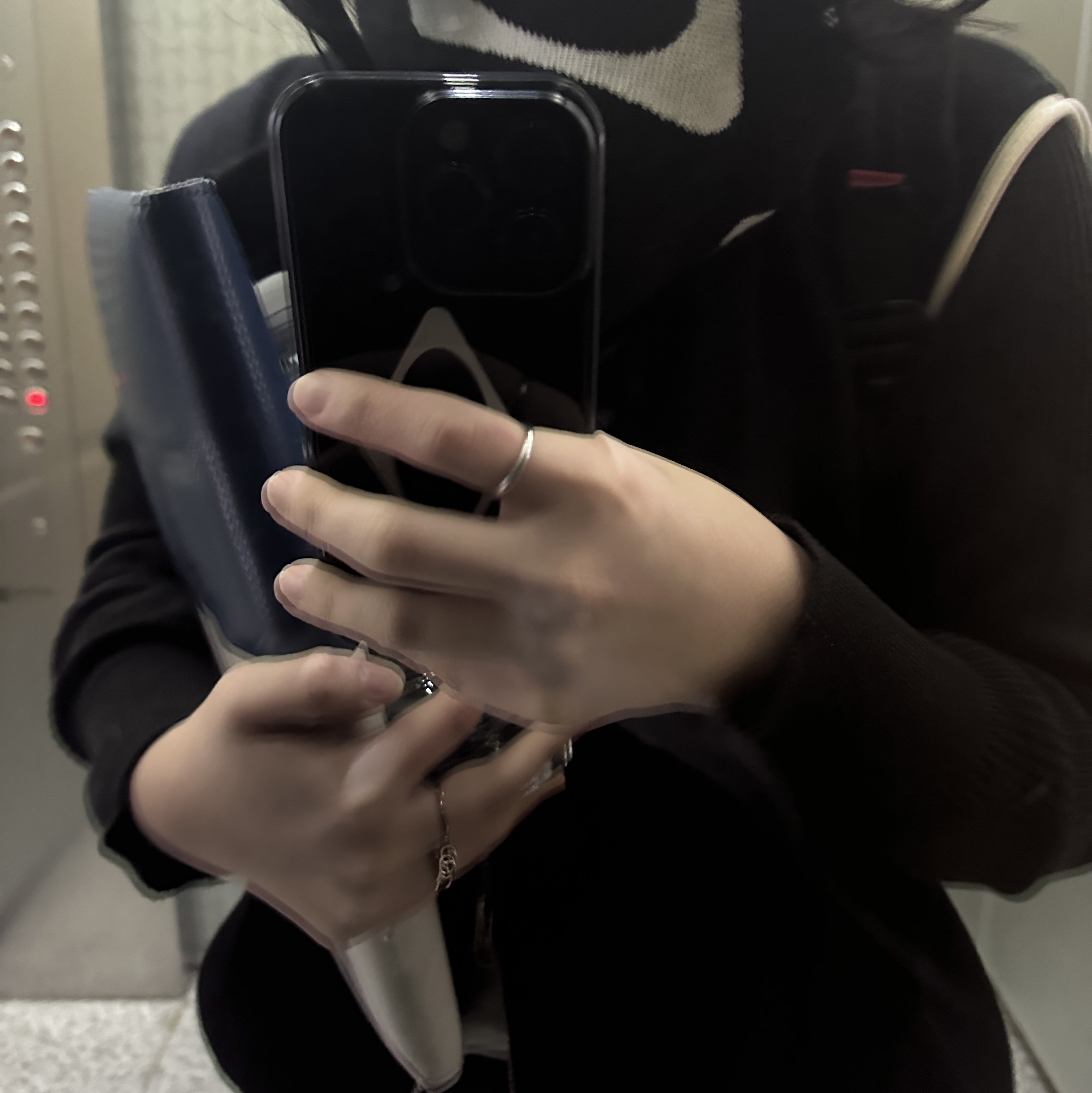 Mischief Rhombus Bumper iPhone Case Black, Mischief Rhombus Stadium Scarf Black 착용 스타일