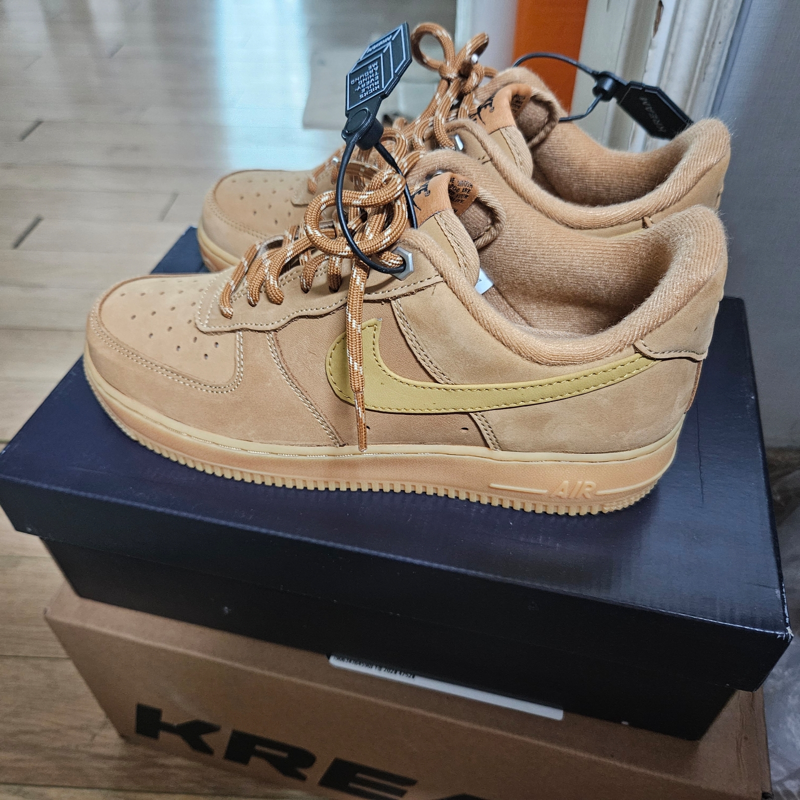 Nike Air Force 1 '07 WB Flax 착용 스타일 - 2