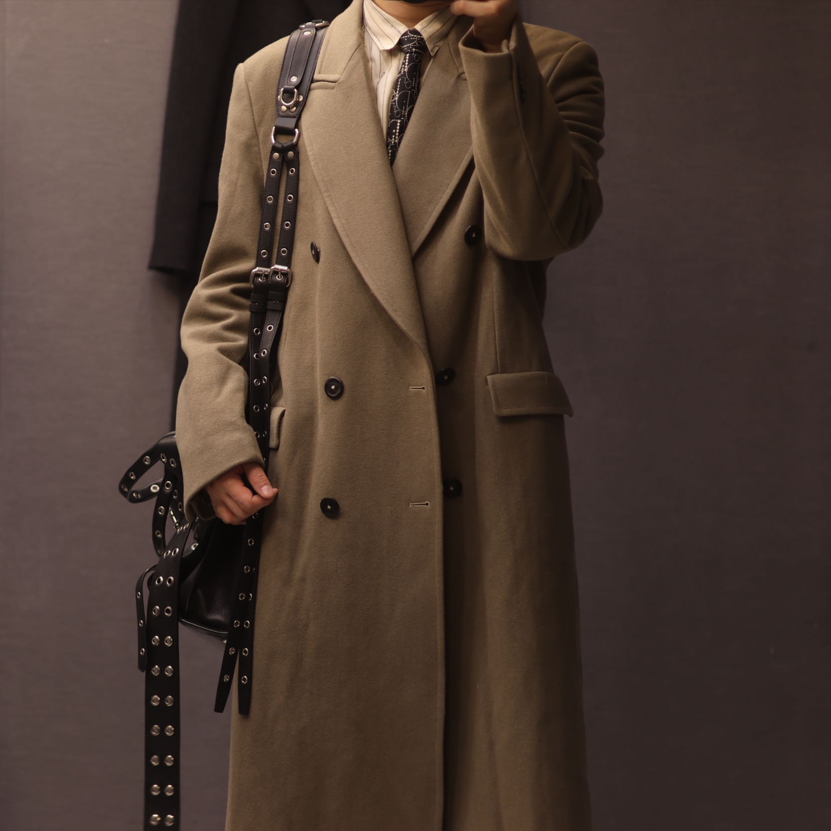 Our Legacy Hairy Wool Whale Coat Black, Jacquemus La Chemise Simon Logo Pinstripe Shirt Jacquard Beige Logo Stripe 착용 스타일 - 4